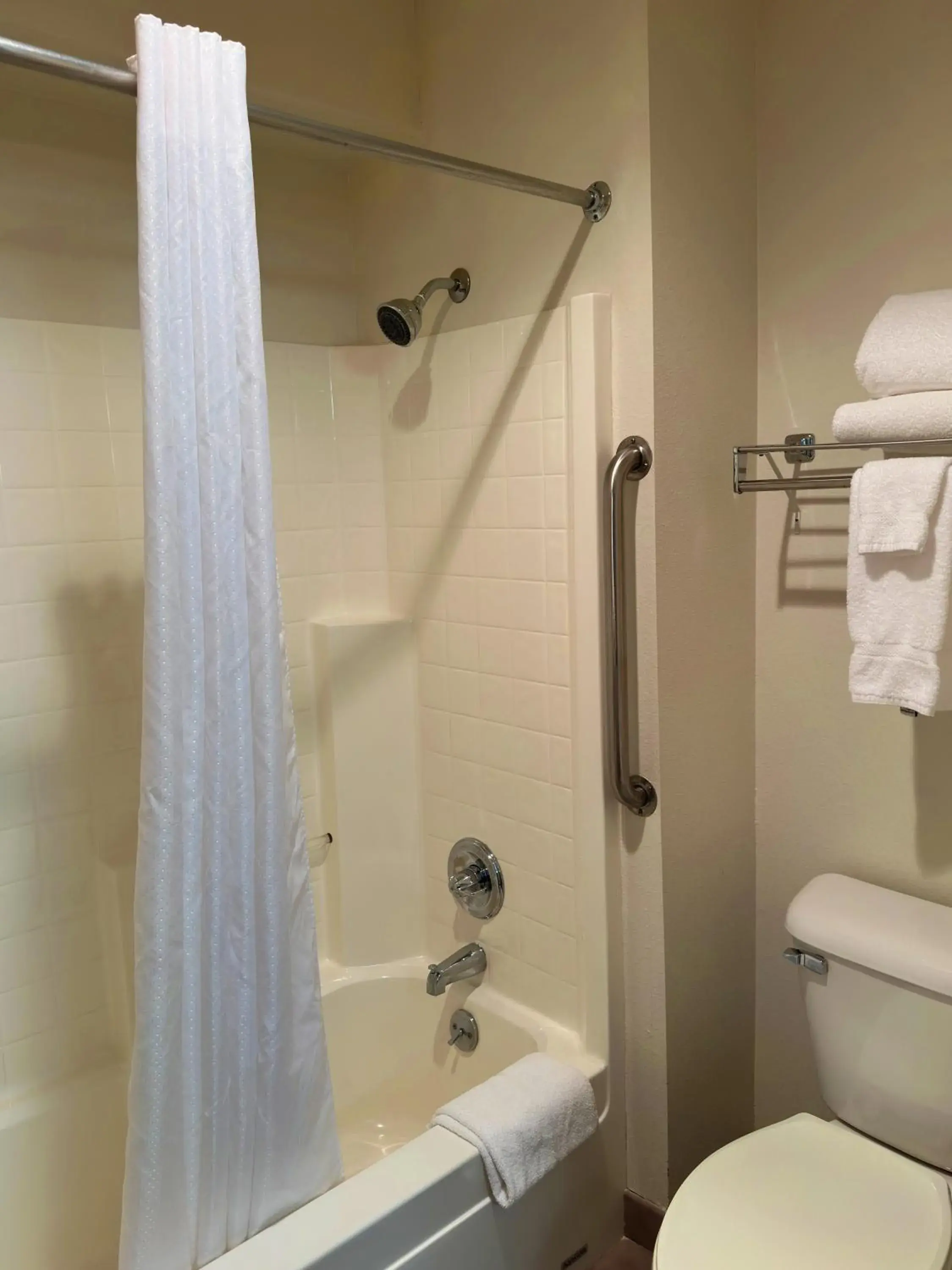 Queen Room - Non-Smoking in Peppermill Empress Inn Queen Room - Non-Smoking in Peppermill Empress Inn