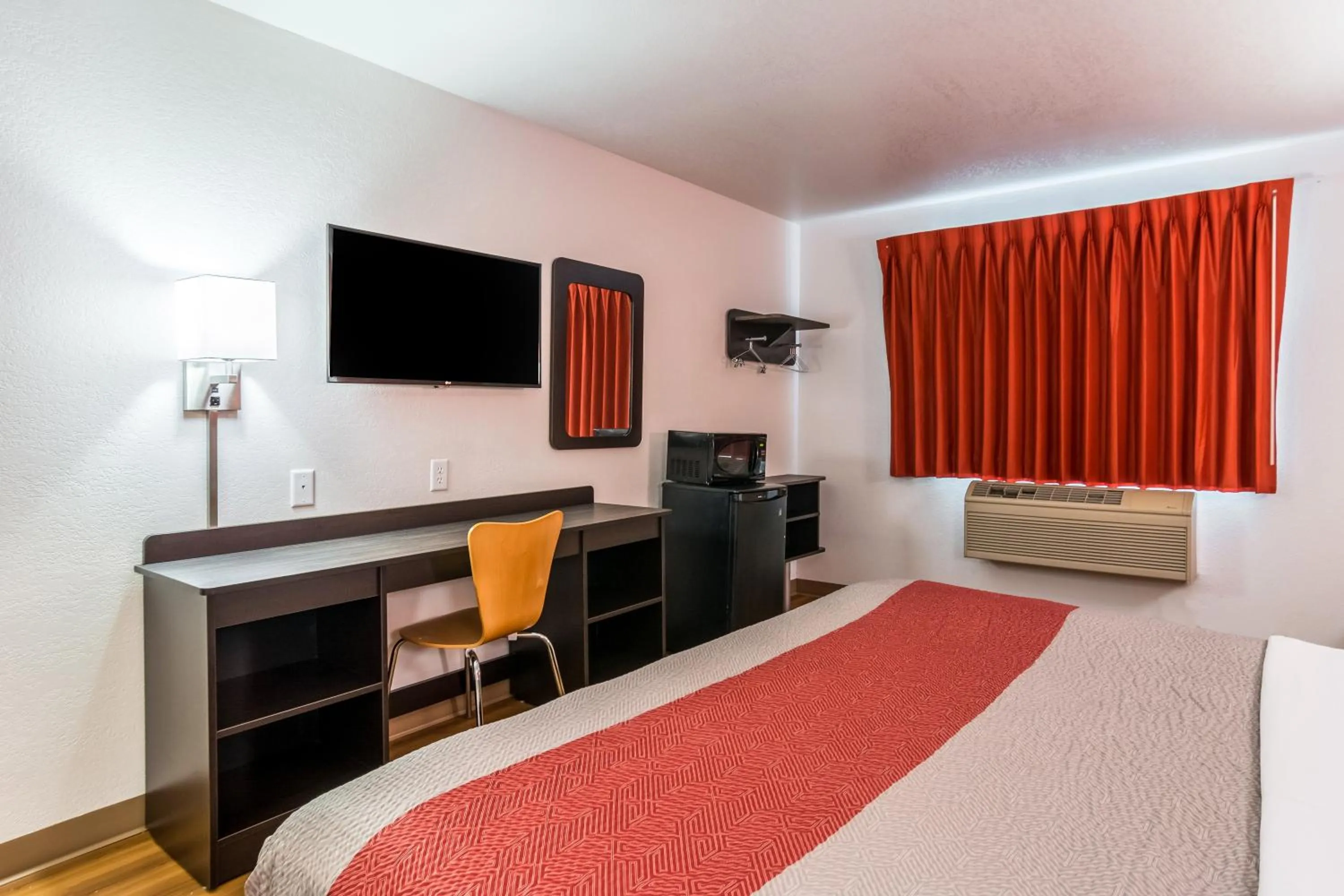 Bedroom, Bed in Motel 6-Barkeyville, PA