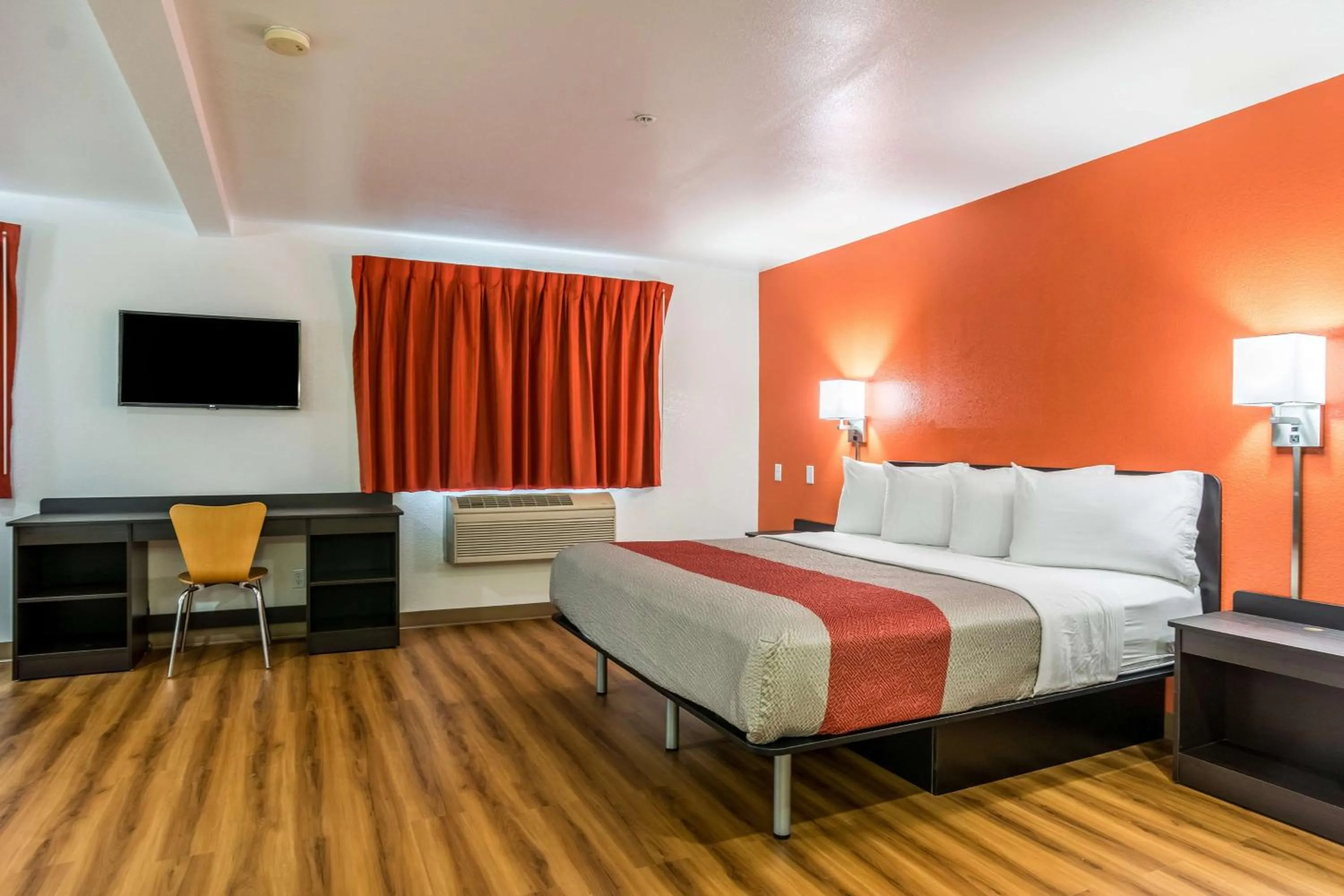 TV and multimedia, Bed in Motel 6-Barkeyville, PA