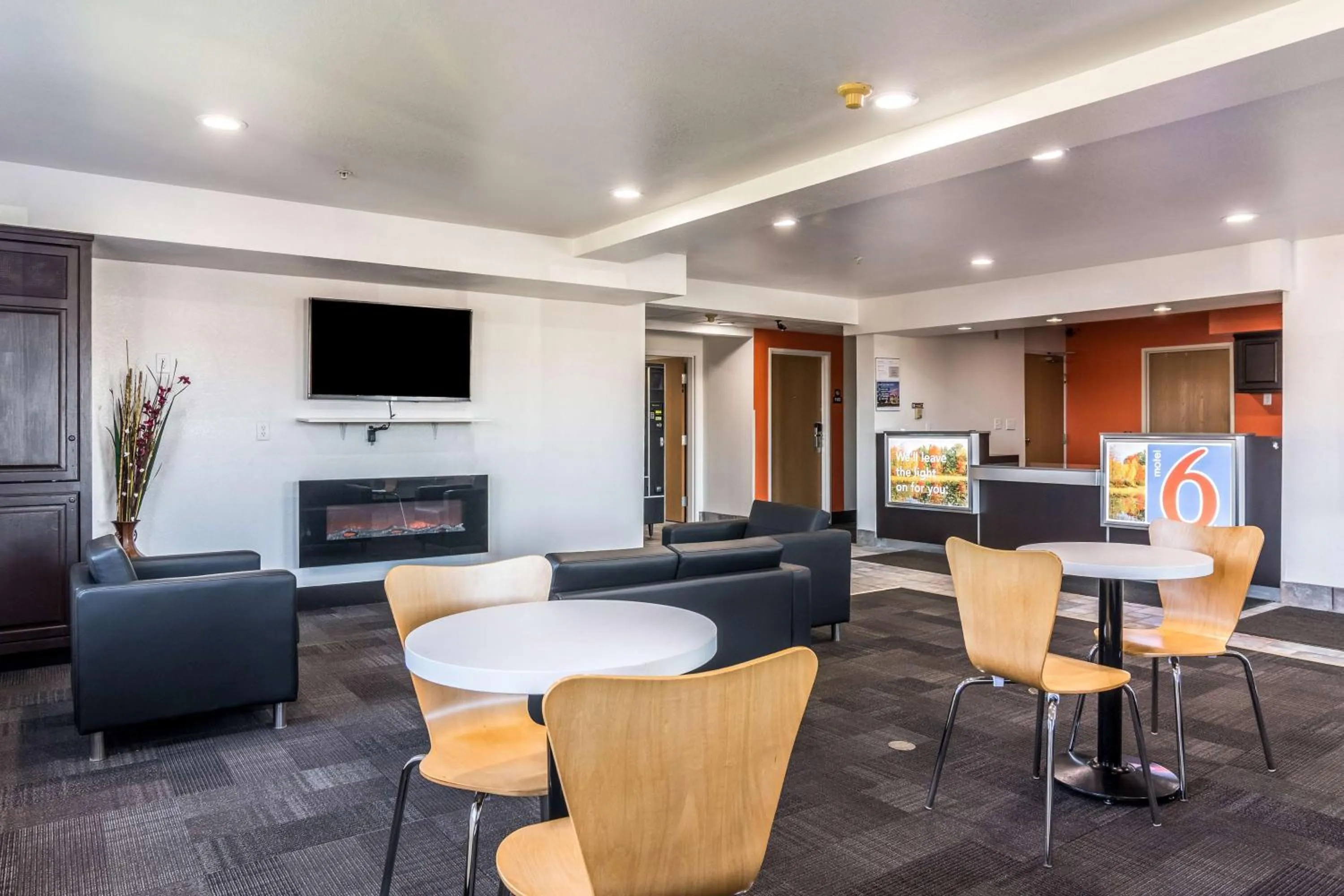 TV and multimedia in Motel 6-Barkeyville, PA