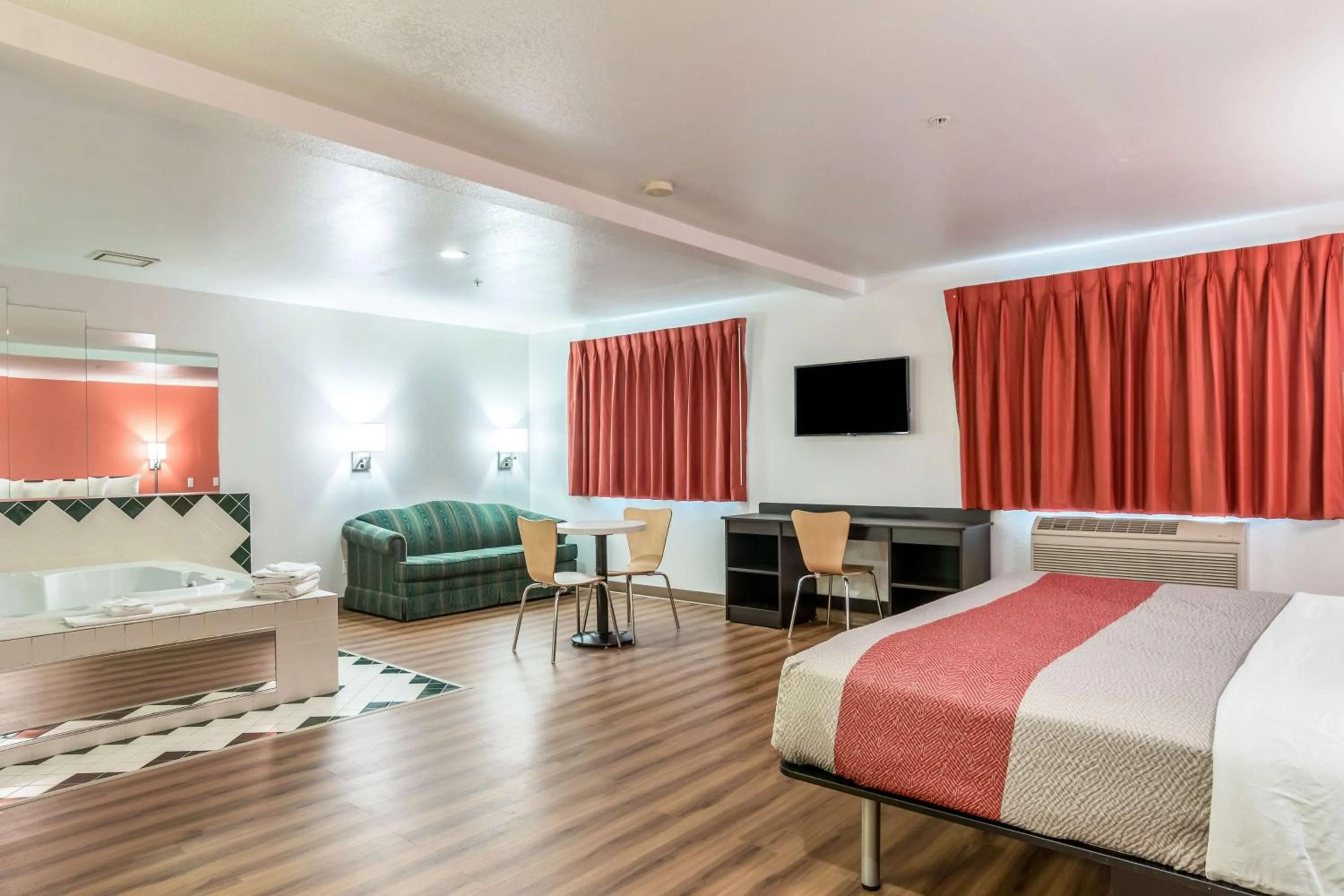 TV and multimedia, Bed in Motel 6-Barkeyville, PA