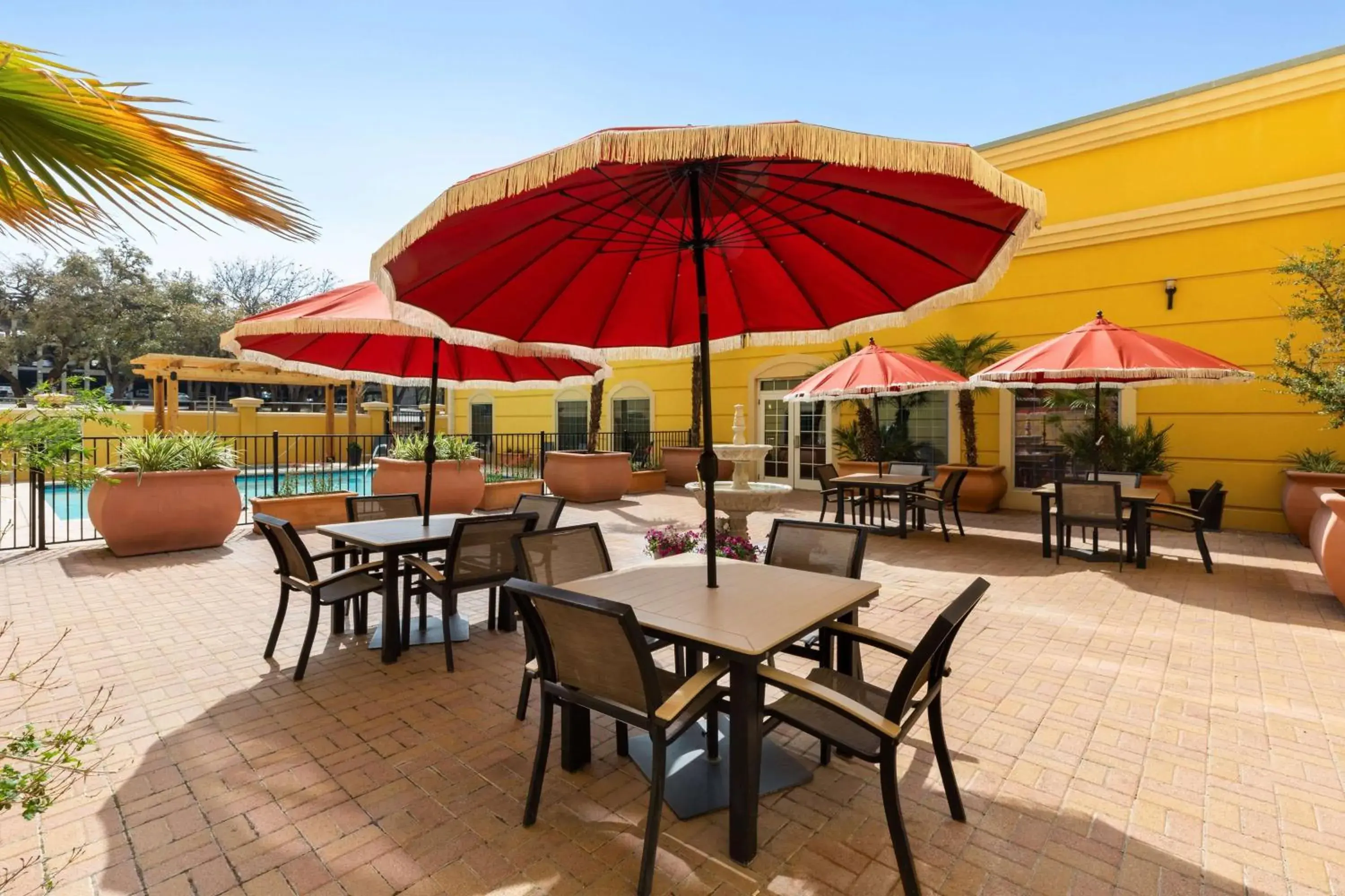 Inner courtyard view in La Quinta by Wyndham San Antonio Medical Ctr. NW Inner courtyard view in La Quinta by Wyndham San Antonio Medical Ctr. NW