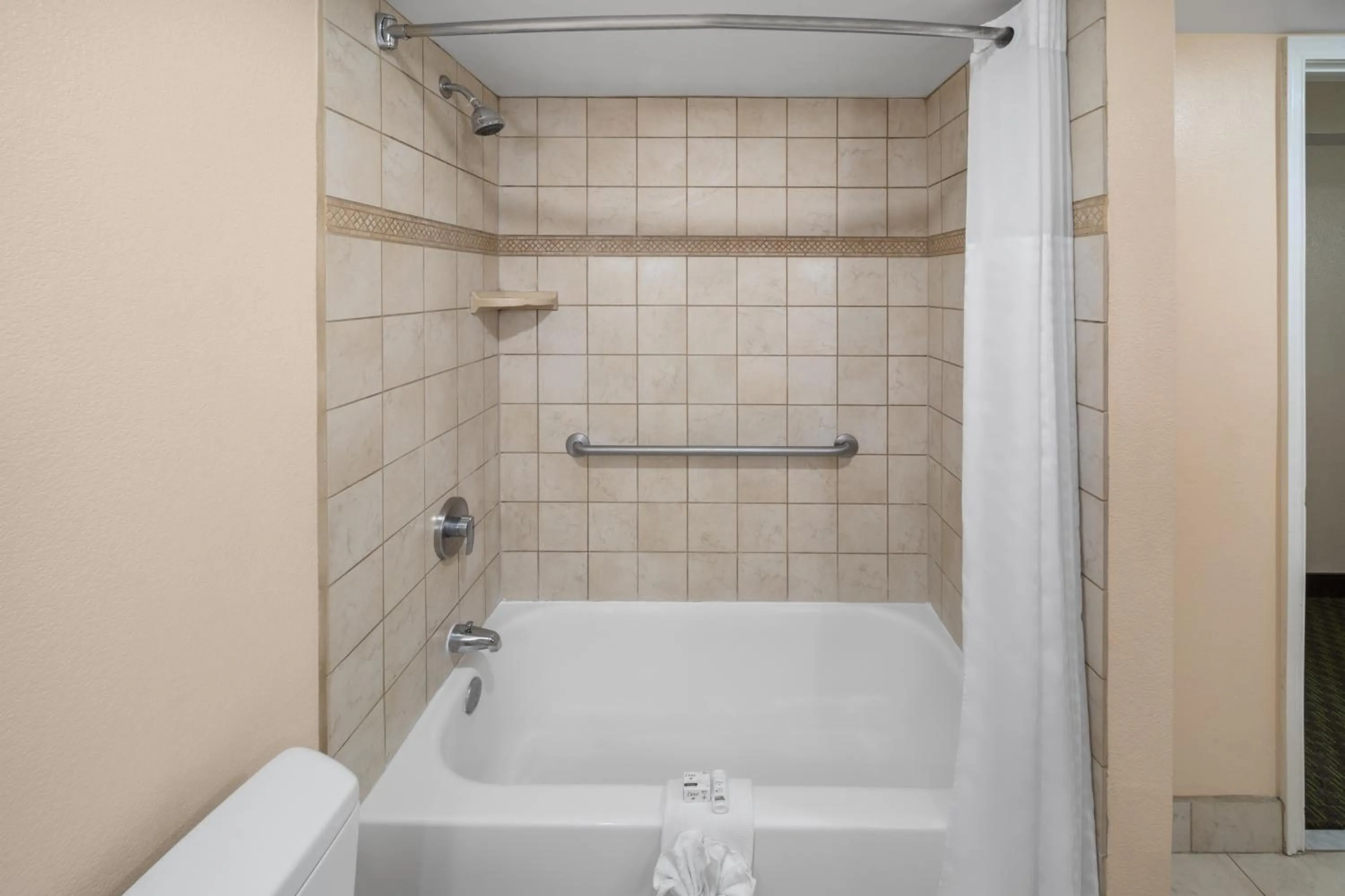 Bathroom in La Quinta by Wyndham San Antonio Medical Ctr. NW