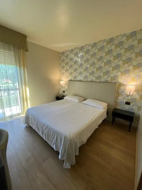 Bedroom, Bed in Hotel Parigi 2 & Spa