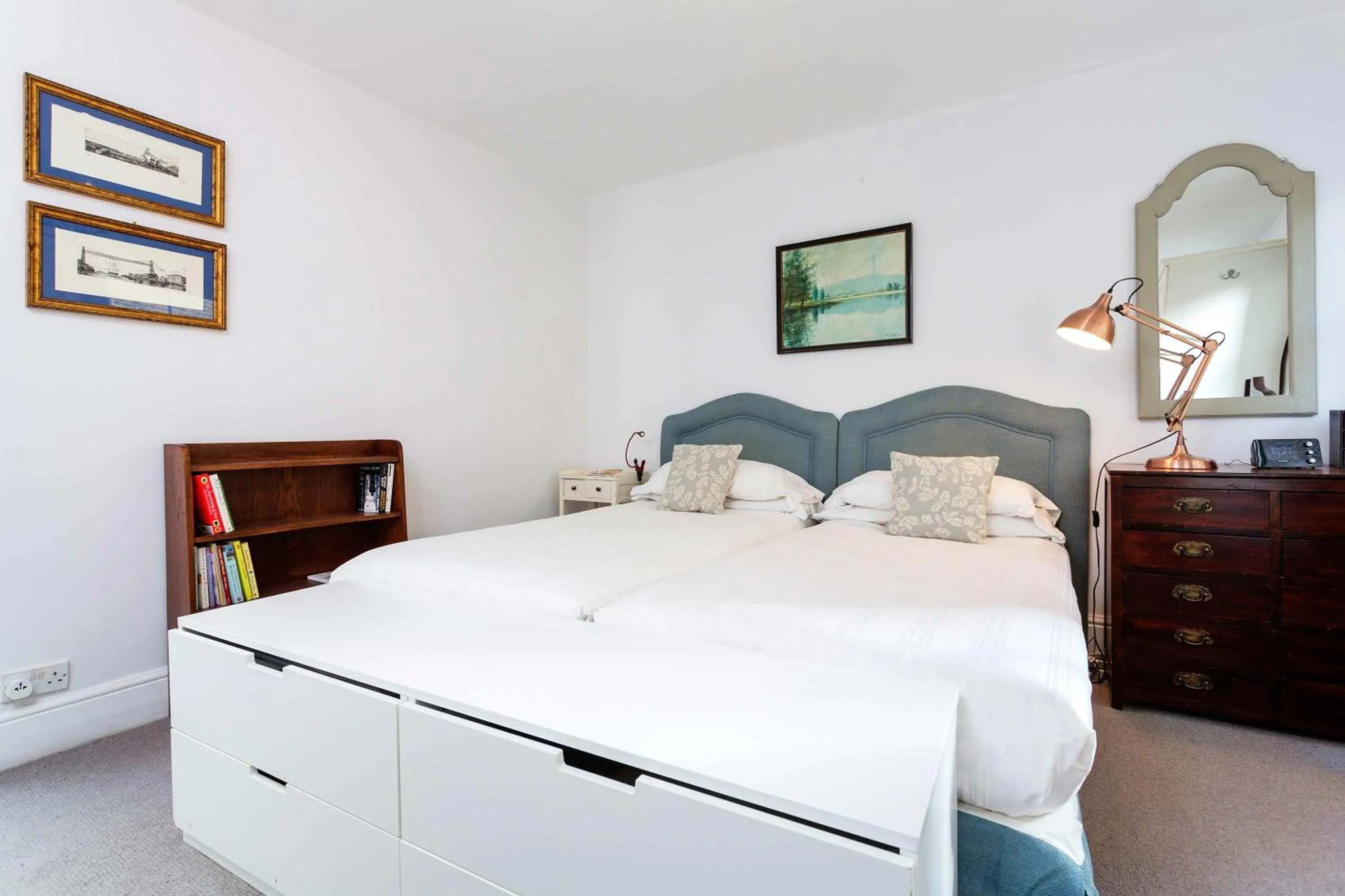 Bedroom, Bed in Veeve - A Kensington Mews