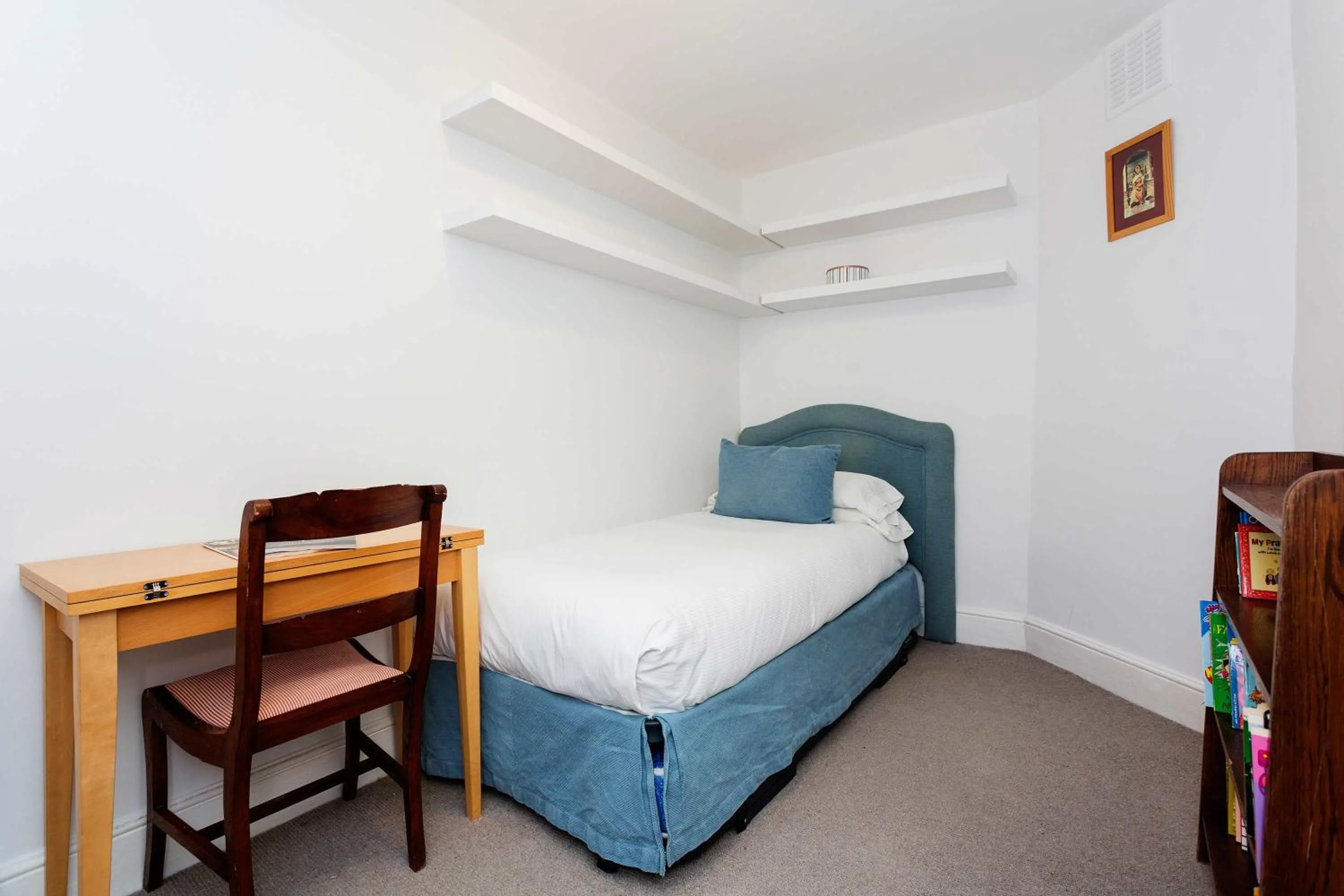 Bedroom, Bed in Veeve - A Kensington Mews