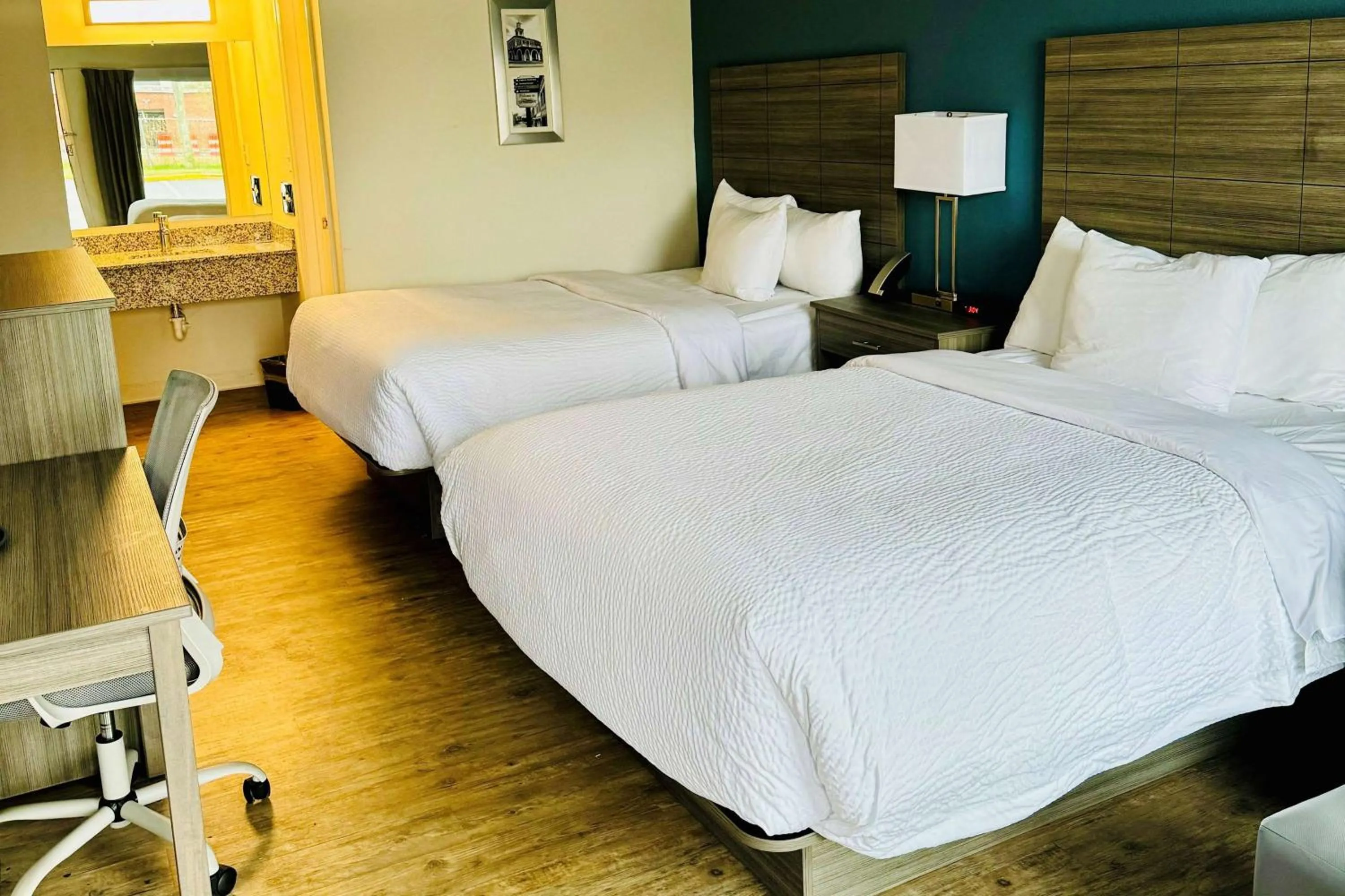 Photo of the whole room, Bed in Clarion Inn