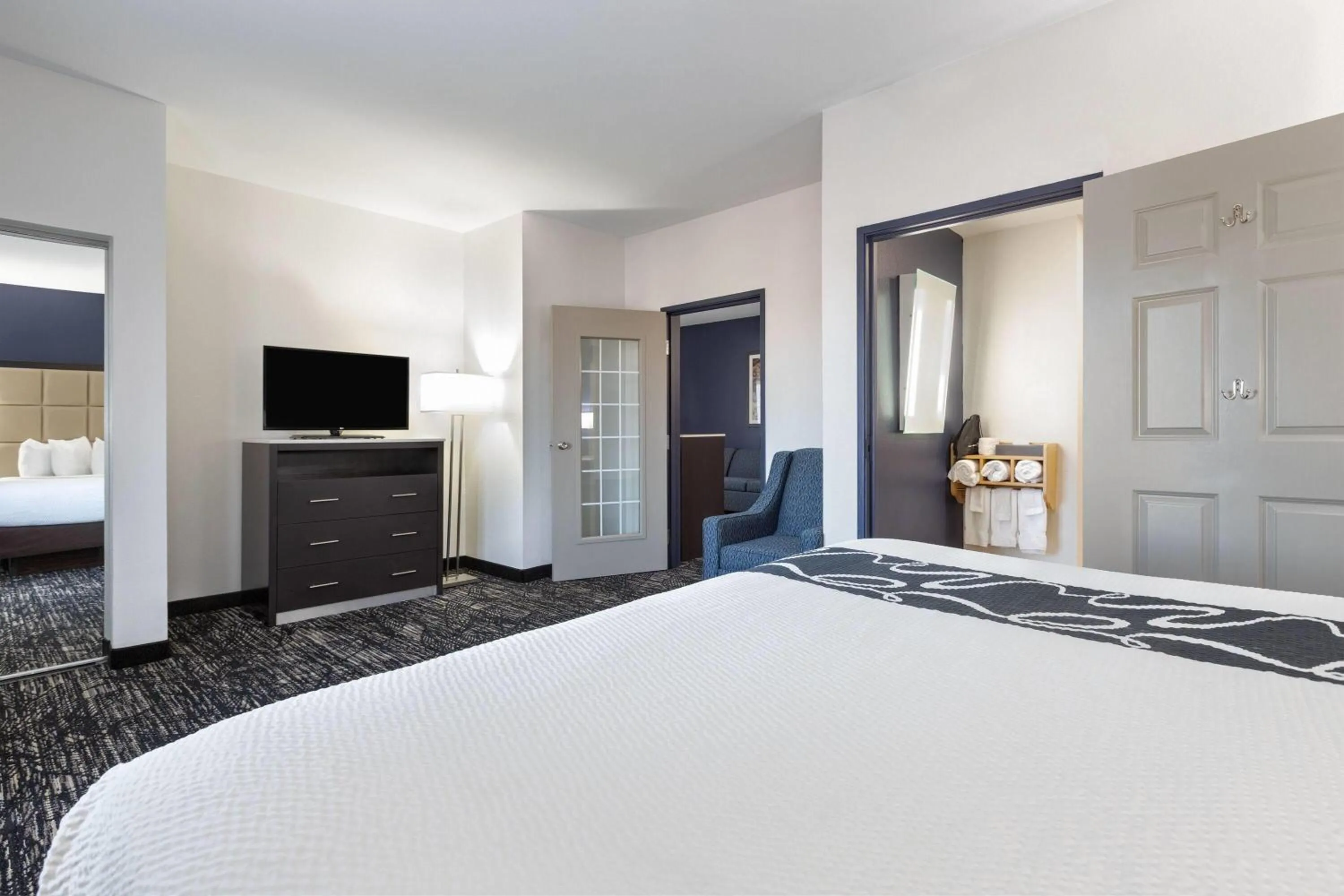 Photo of the whole room, Bed in La Quinta Inn and Suites by Wyndham Paris