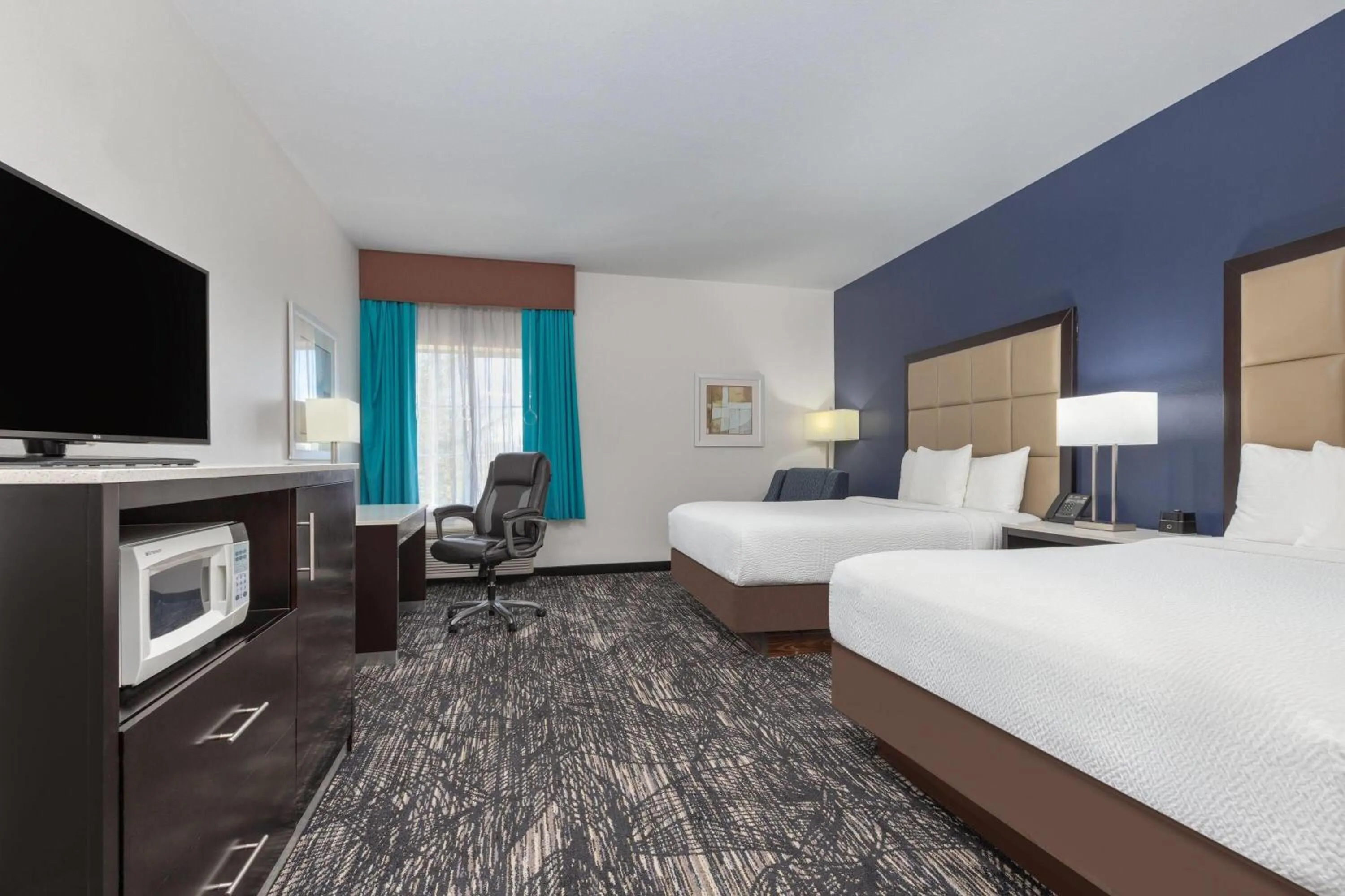 Photo of the whole room, Bed in La Quinta Inn and Suites by Wyndham Paris