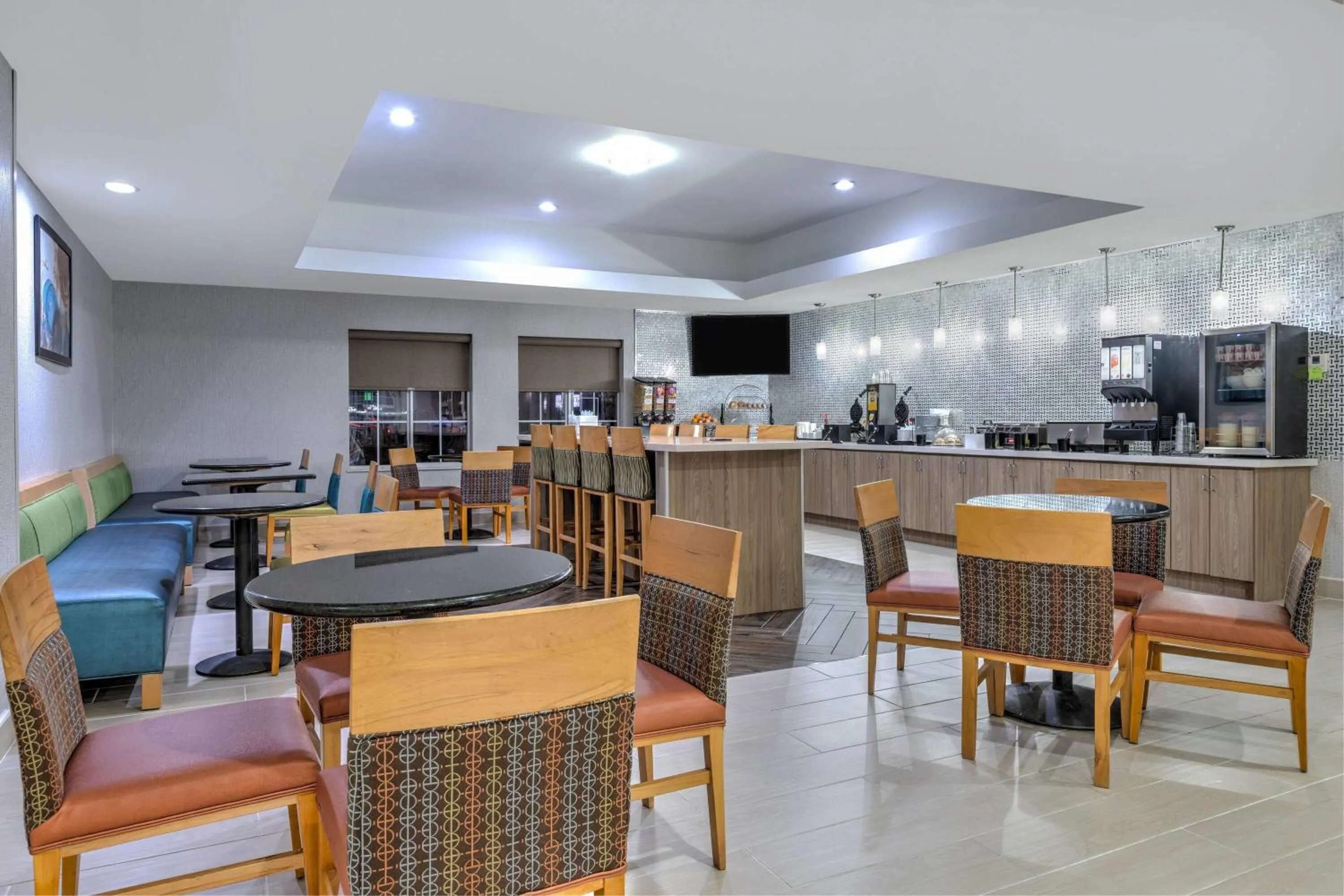 Breakfast in La Quinta Inn and Suites by Wyndham Paris