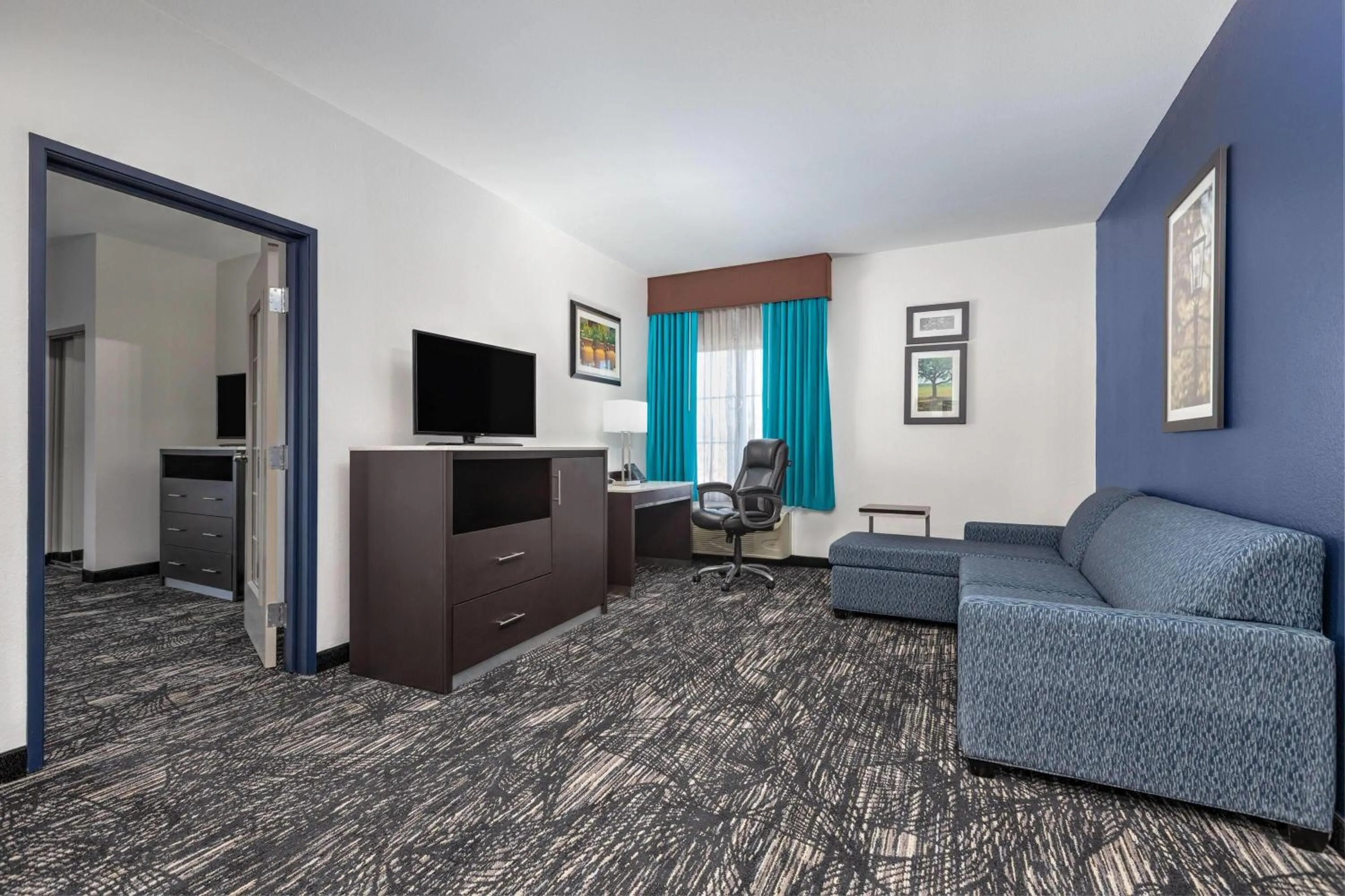 Photo of the whole room in La Quinta Inn and Suites by Wyndham Paris