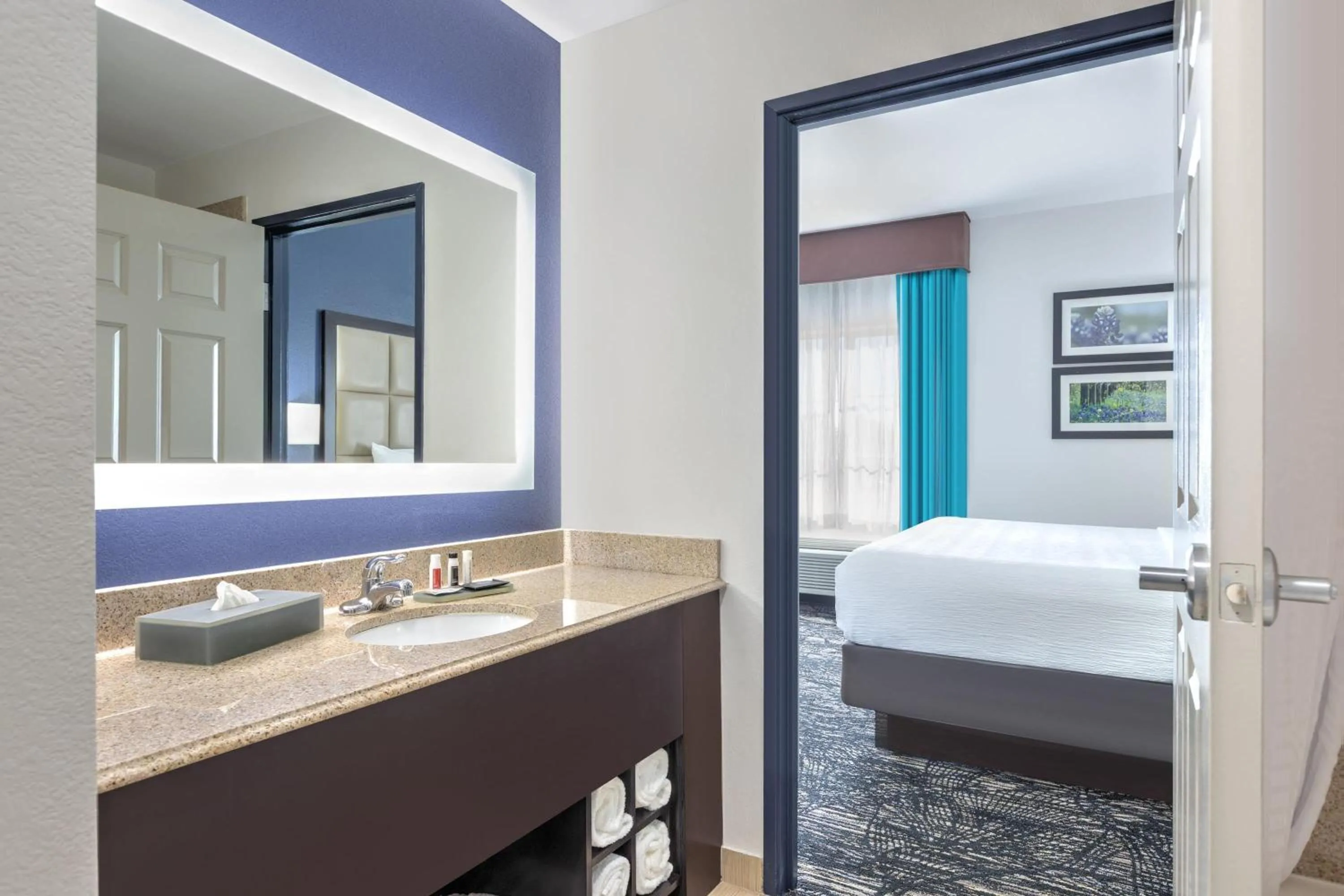 Photo of the whole room, Bed in La Quinta Inn and Suites by Wyndham Paris