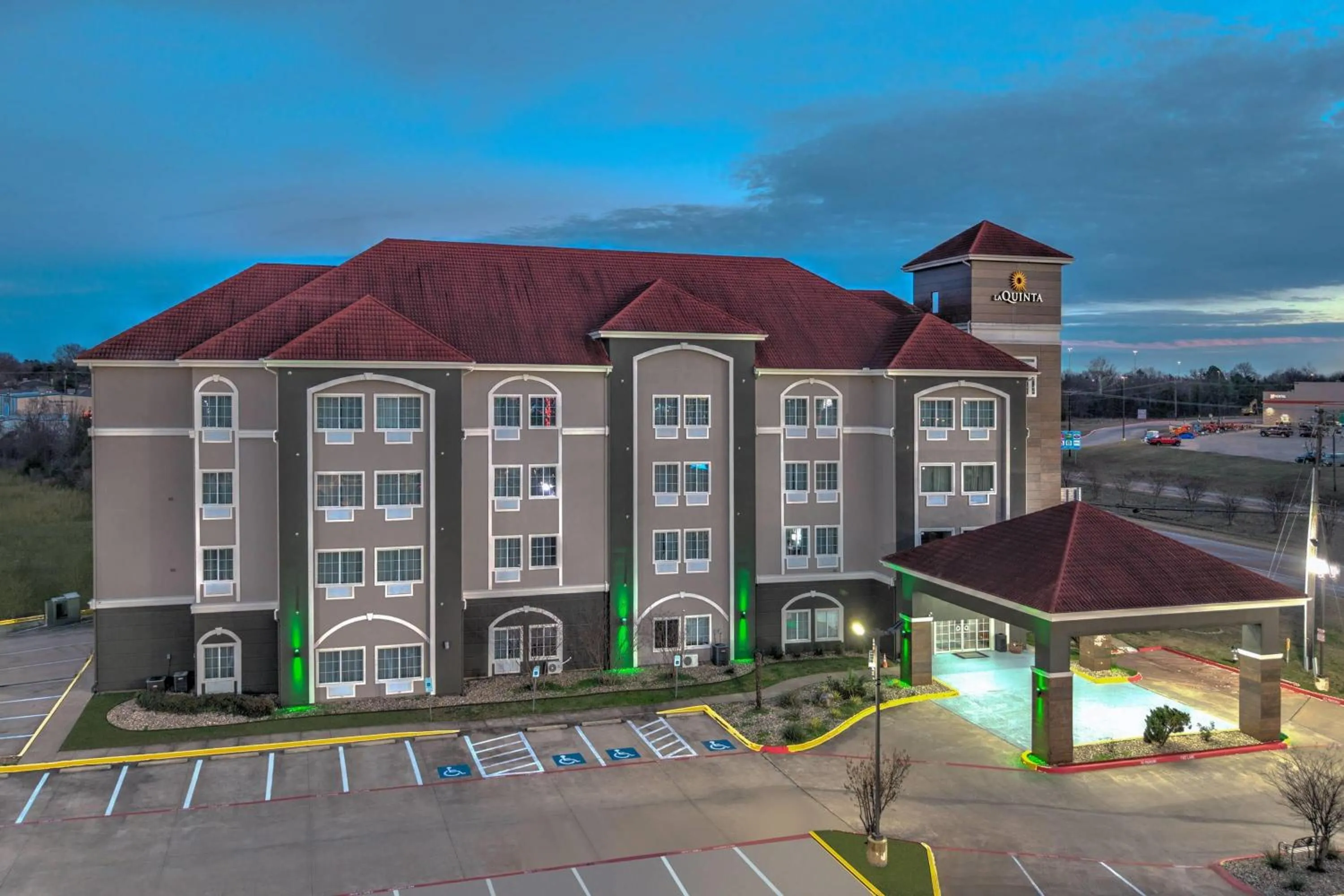 Property building in La Quinta Inn and Suites by Wyndham Paris