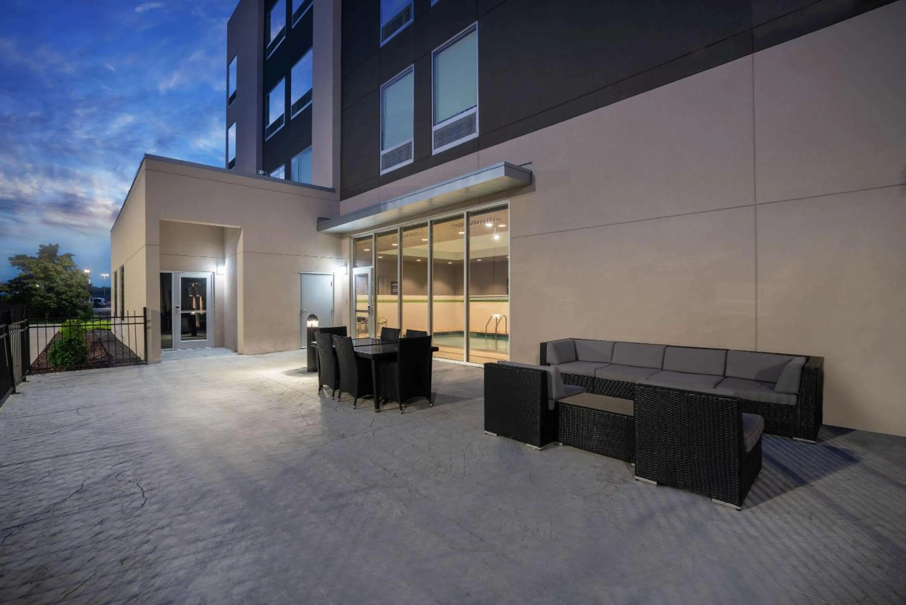 Property building in La Quinta by Wyndham West Memphis