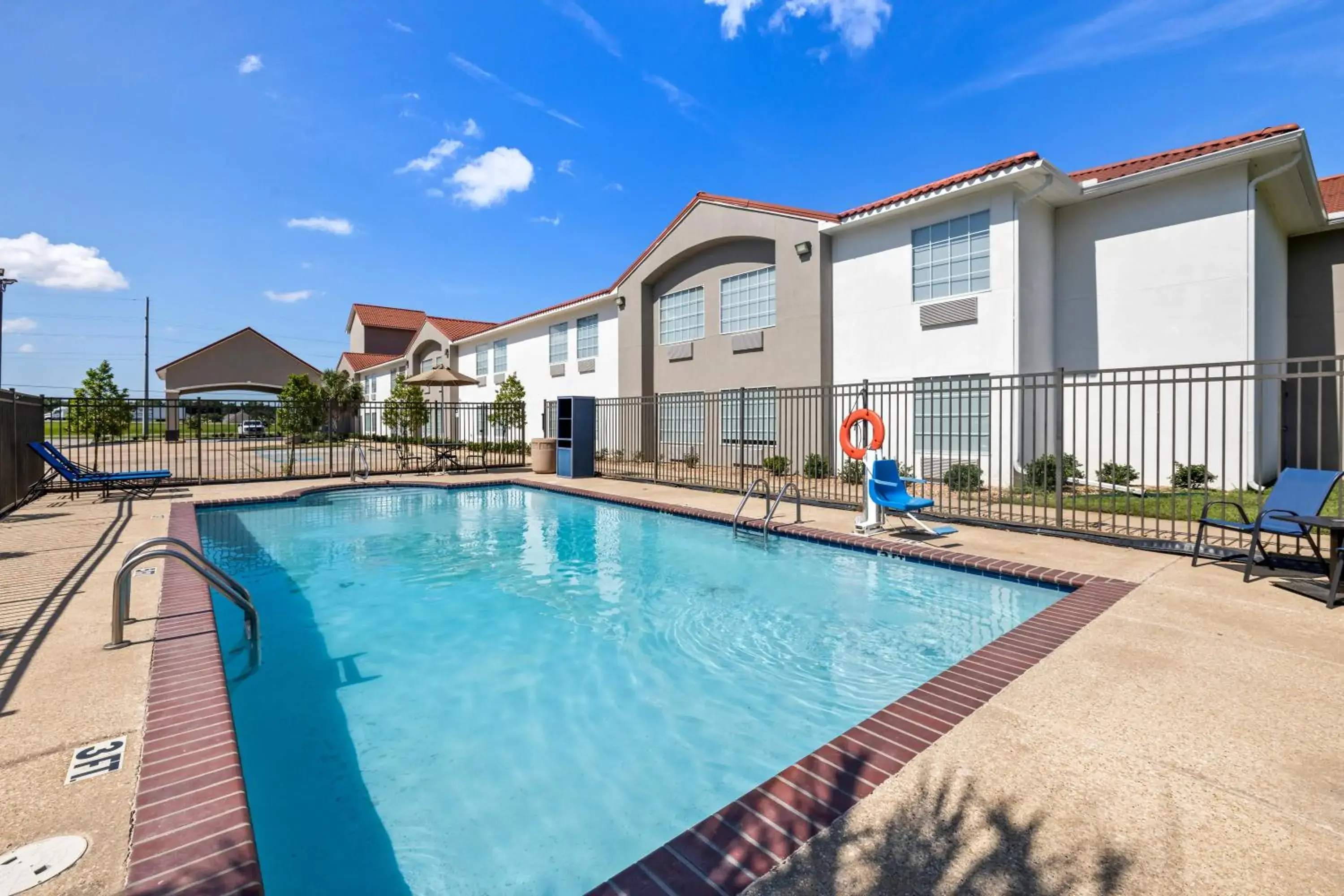 Swimming pool in Best Western Acadia Hotel Swimming pool in Best Western Acadia Hotel