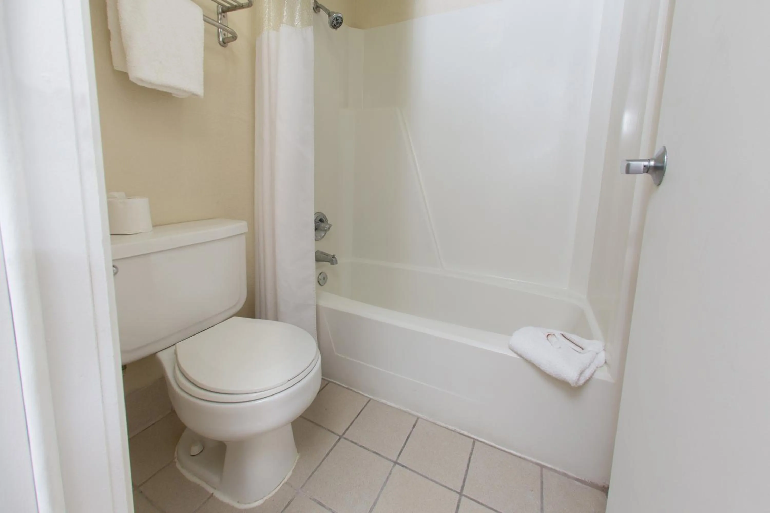 Bathroom in Red Roof Inn Ardmore