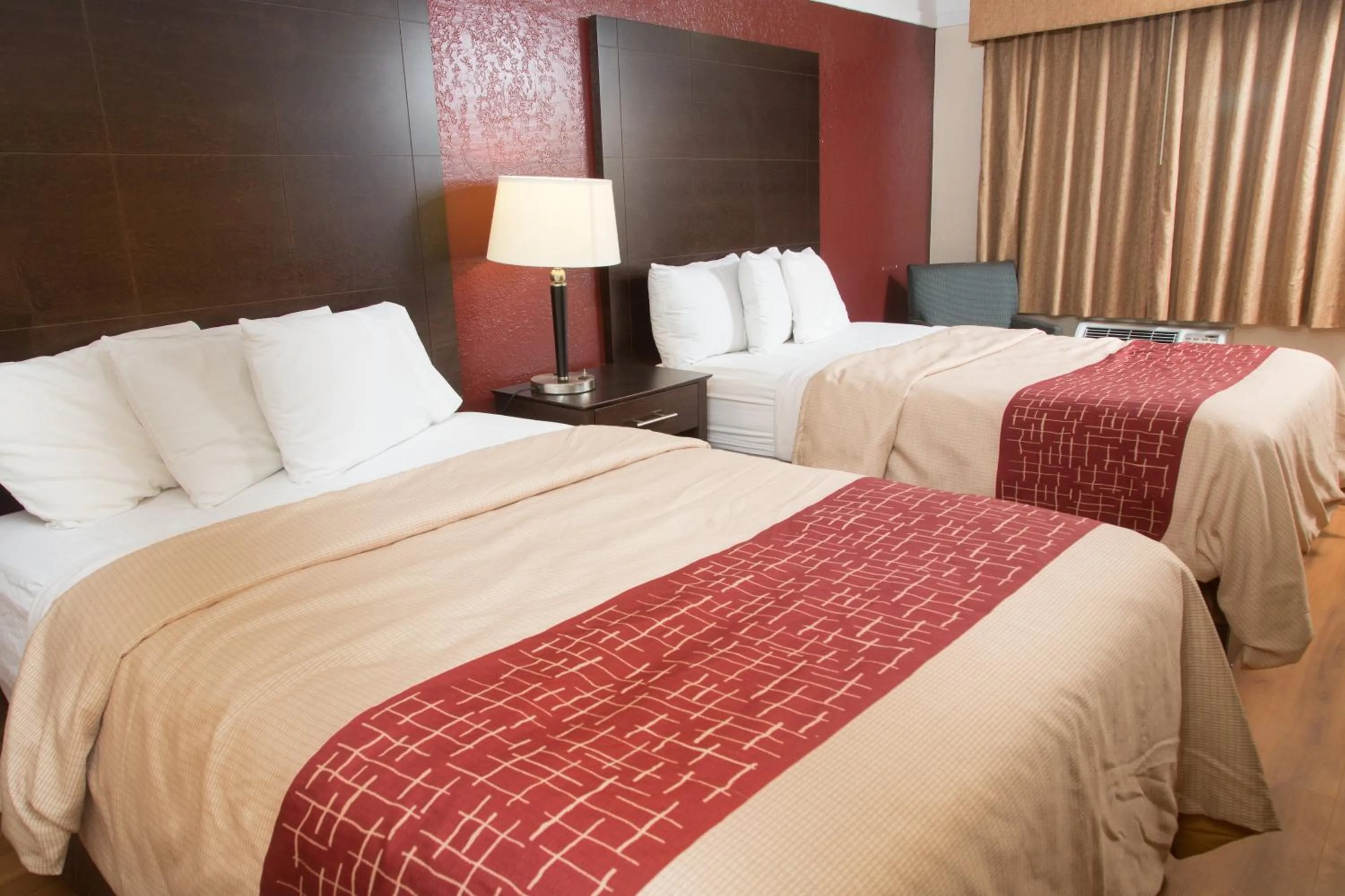 Photo of the whole room, Bed in Red Roof Inn Ardmore