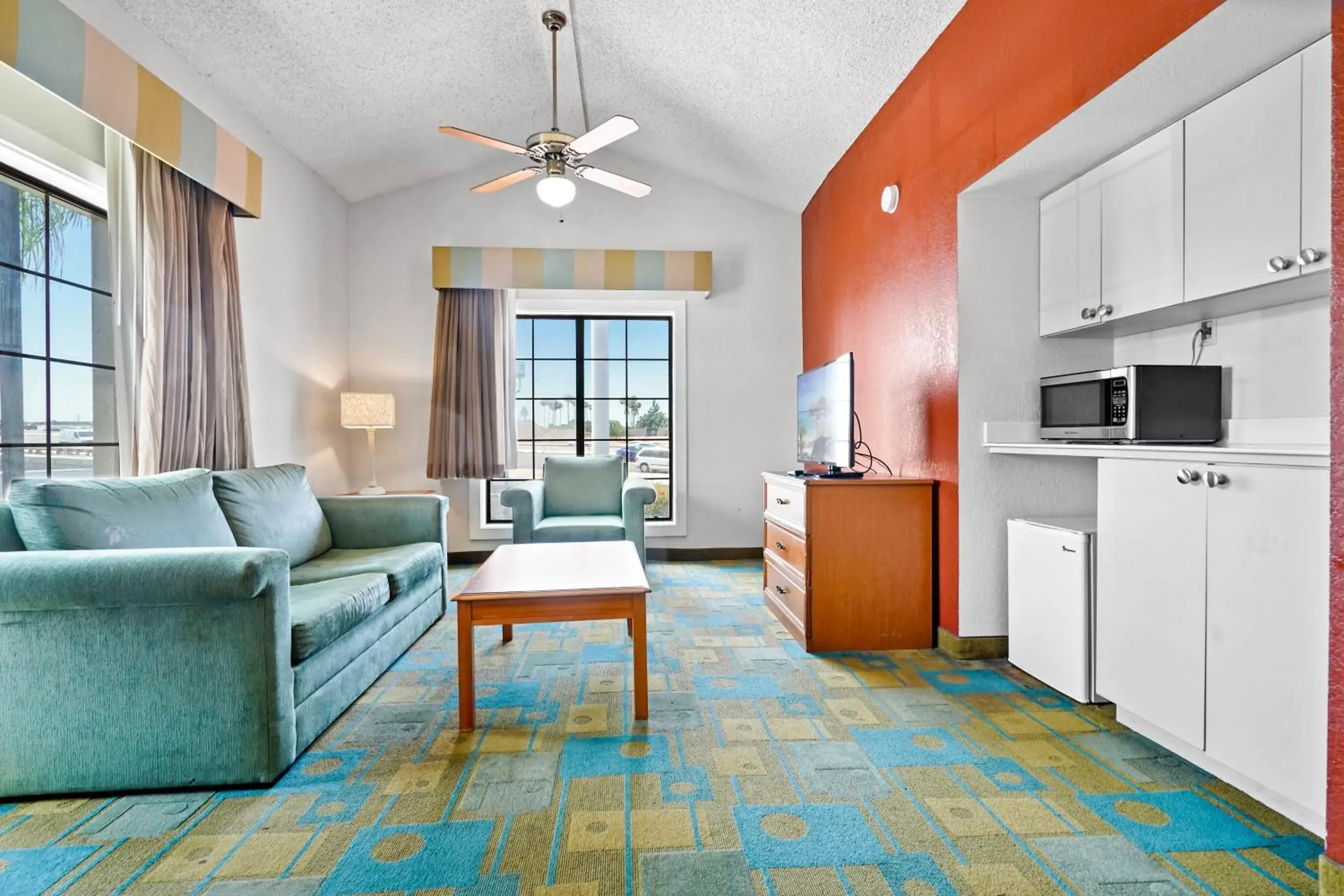 Bedroom, Seating Area in La Quinta Inn by Wyndham Costa Mesa Orange County