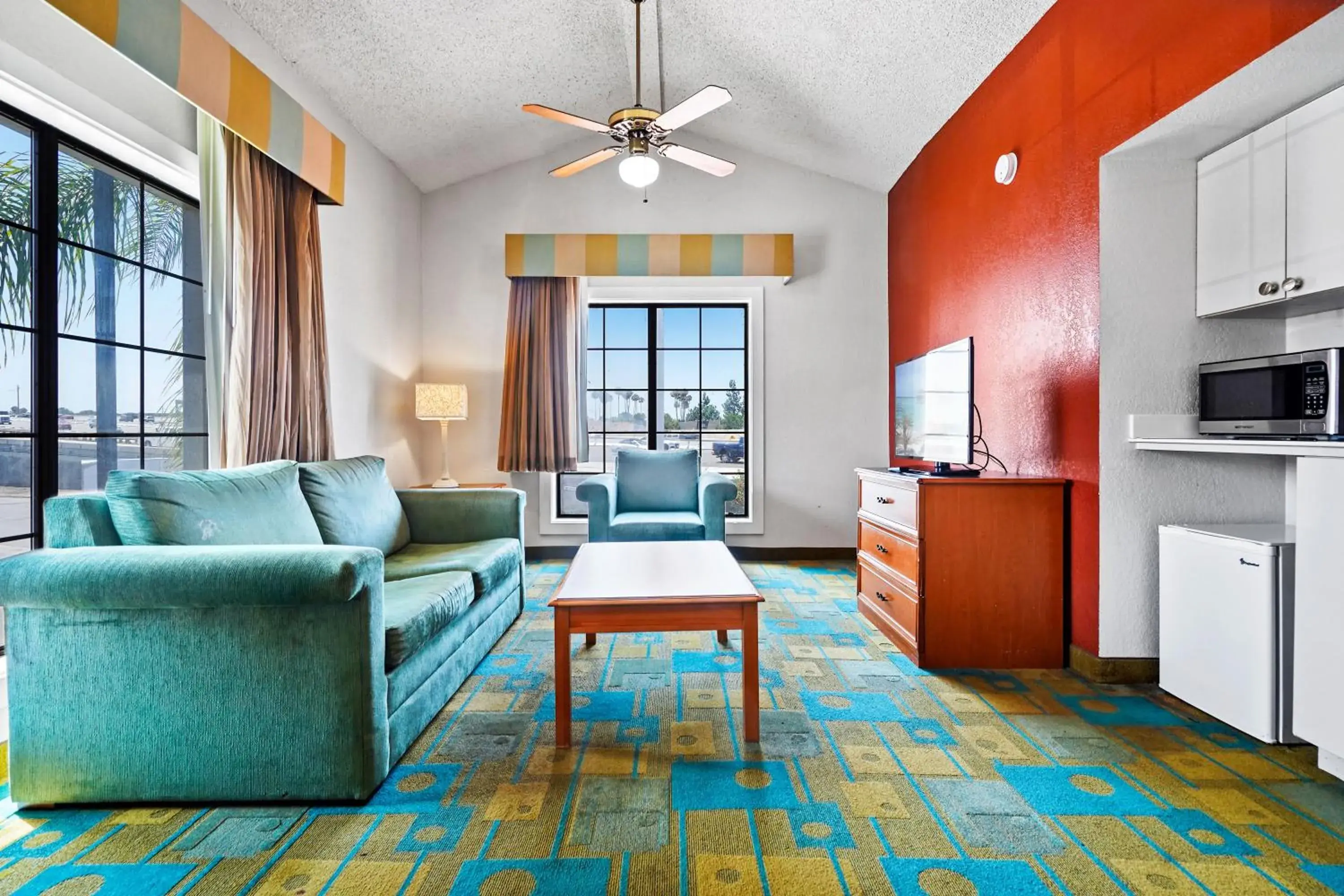 Bedroom, Seating Area in La Quinta Inn by Wyndham Costa Mesa Orange County