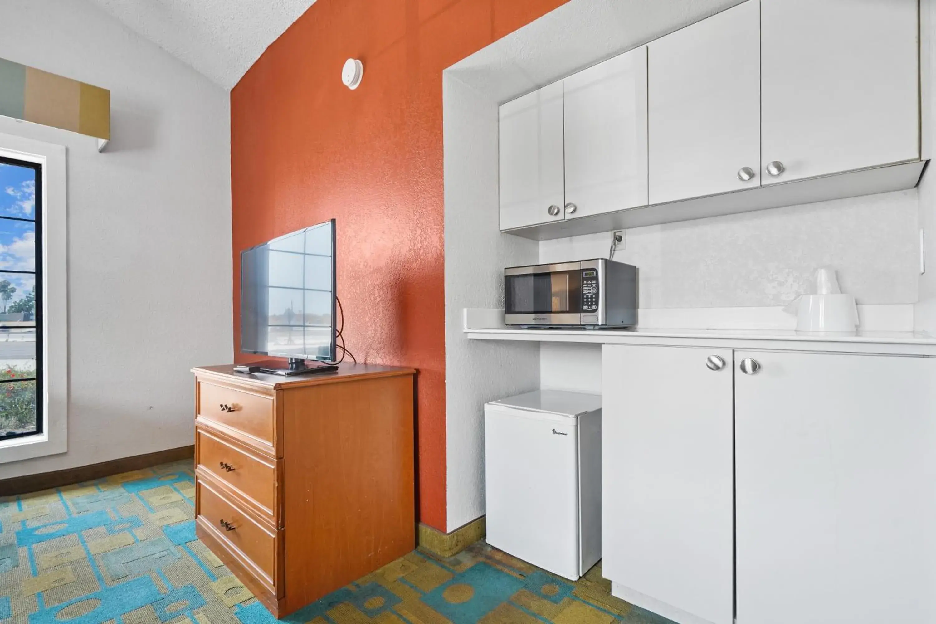 Bedroom, Kitchen/Kitchenette in La Quinta Inn by Wyndham Costa Mesa Orange County