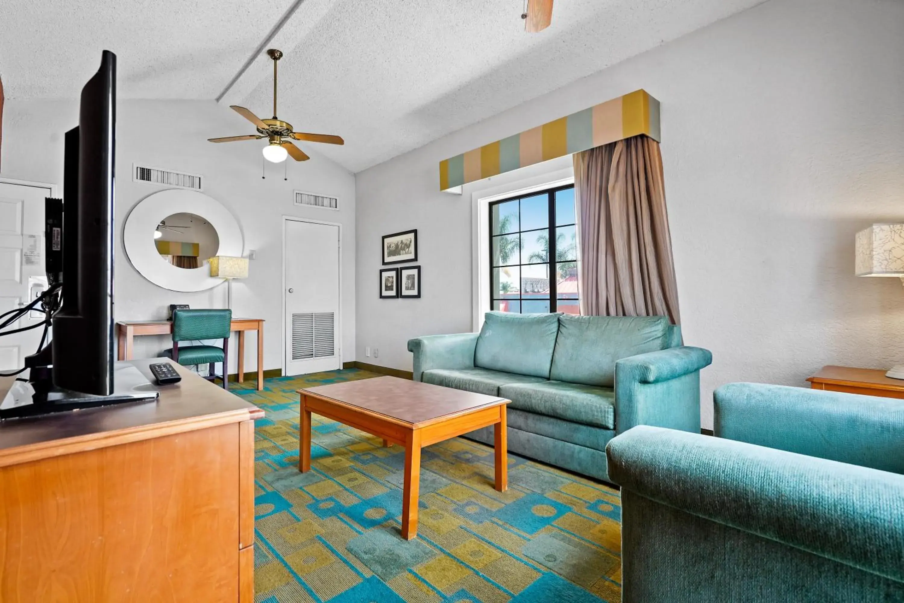 Bedroom, Seating Area in La Quinta Inn by Wyndham Costa Mesa Orange County