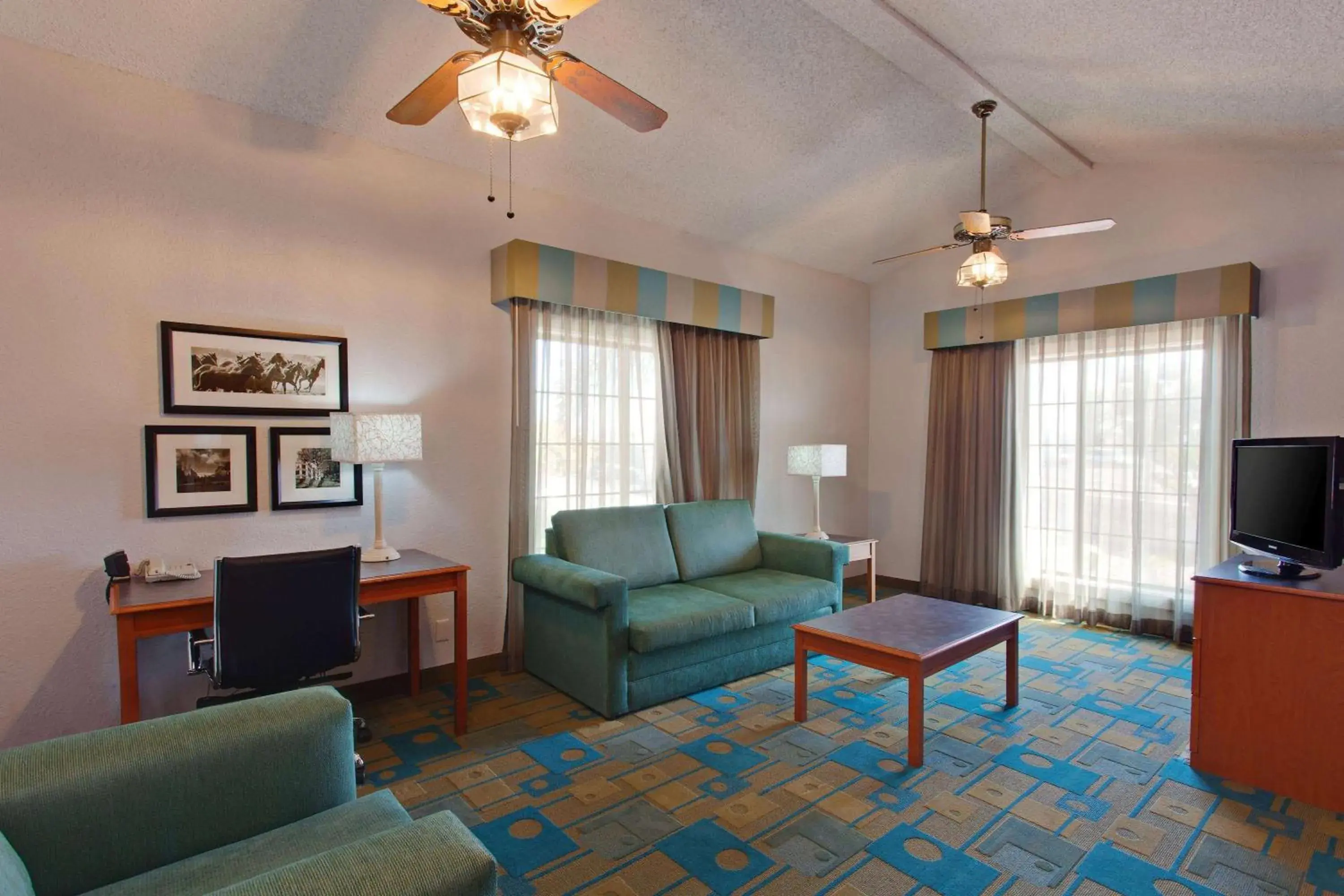 Bed, Seating Area in La Quinta Inn by Wyndham Costa Mesa Orange County