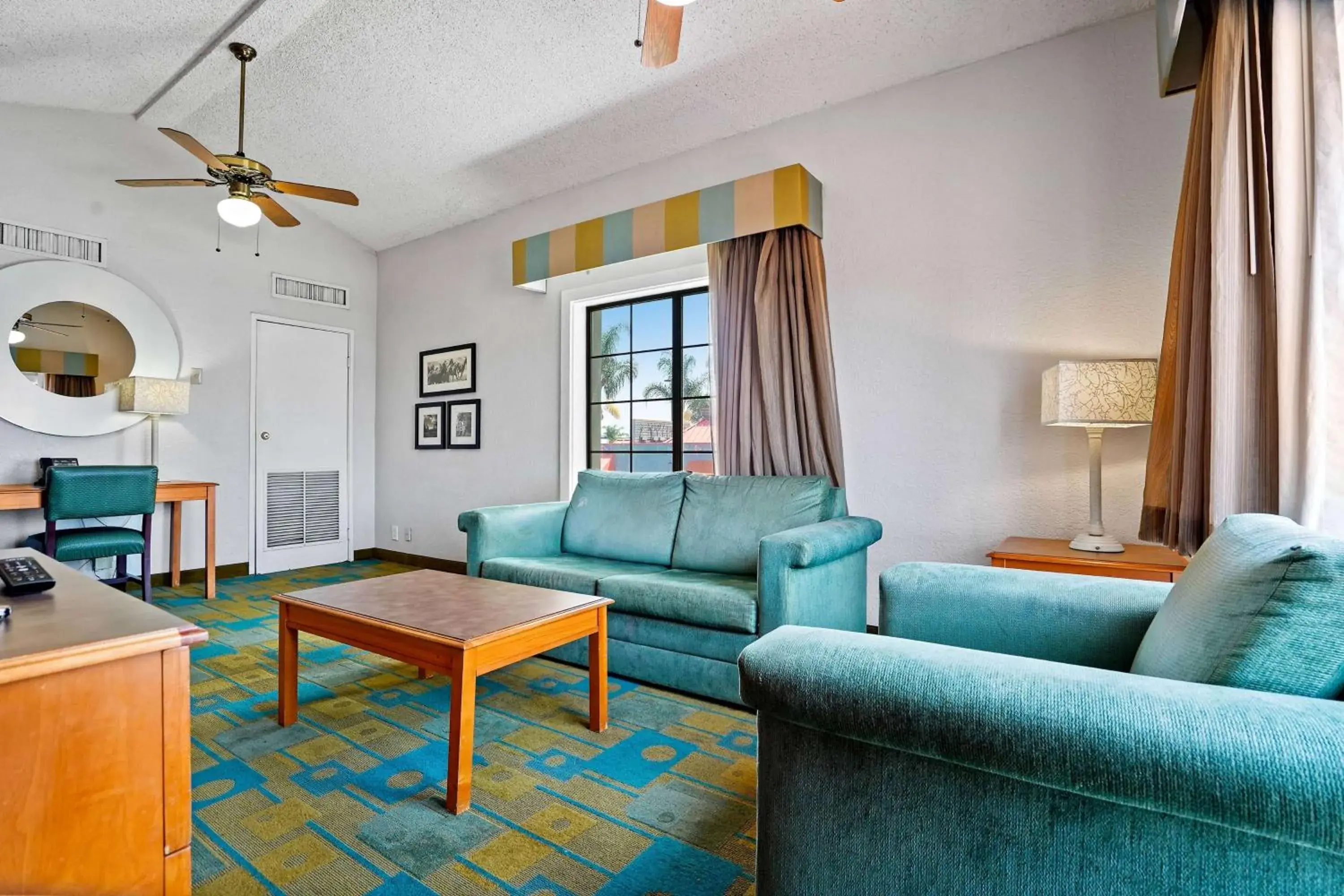 Photo of the whole room, Seating Area in La Quinta Inn by Wyndham Costa Mesa Orange County