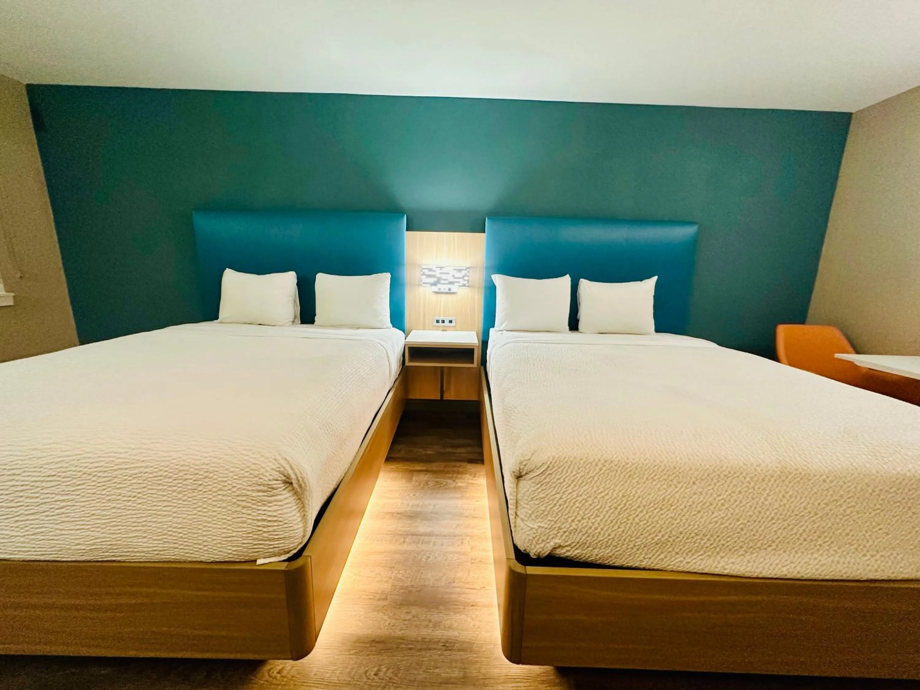 Bed in La Quinta Inn by Wyndham Costa Mesa Orange County