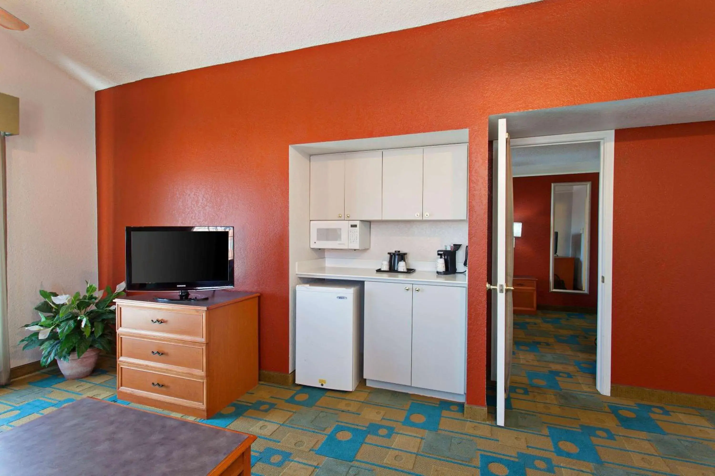 Bed, TV/Entertainment Center in La Quinta Inn by Wyndham Costa Mesa Orange County