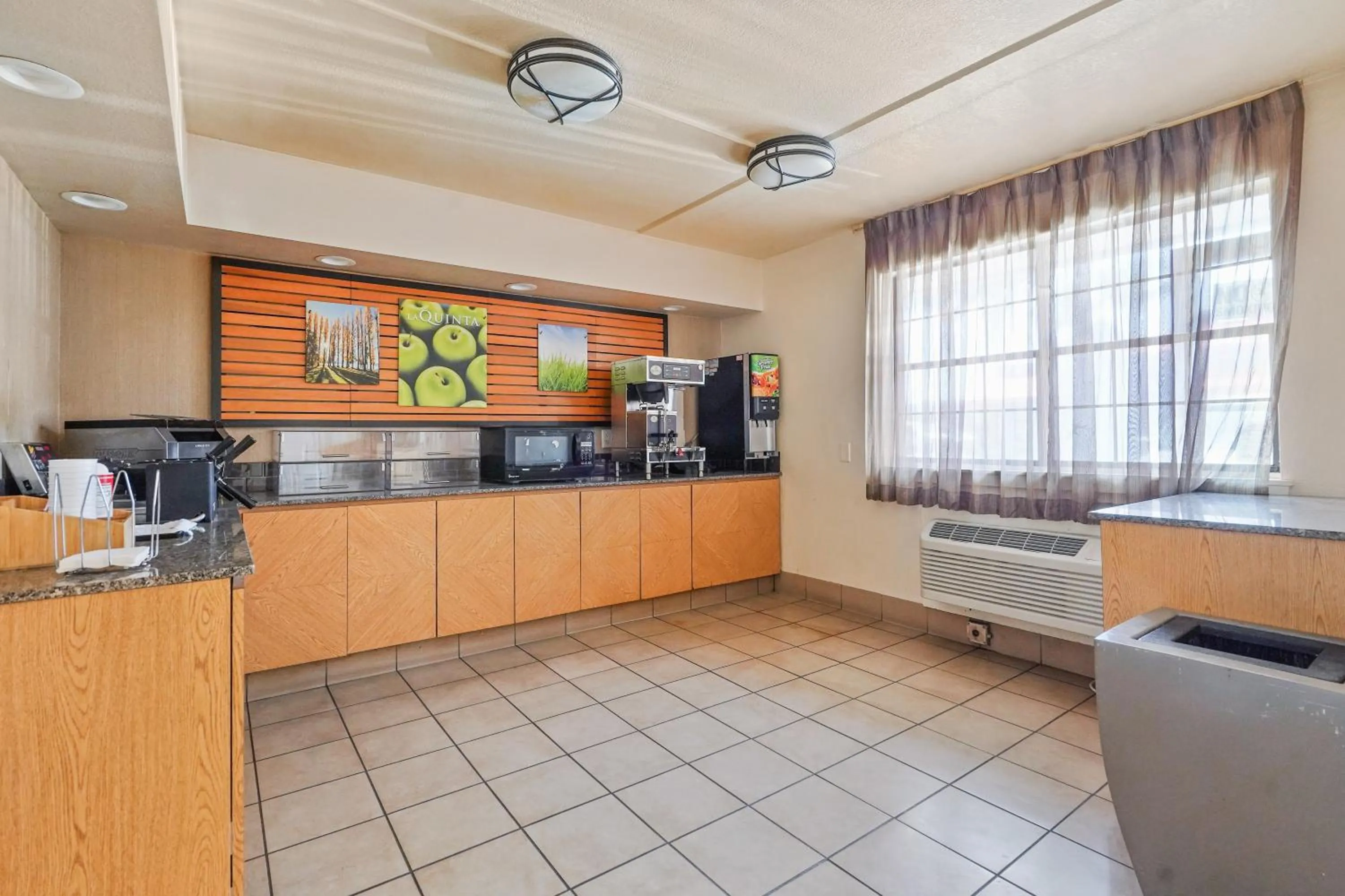 Breakfast in La Quinta Inn by Wyndham Costa Mesa Orange County