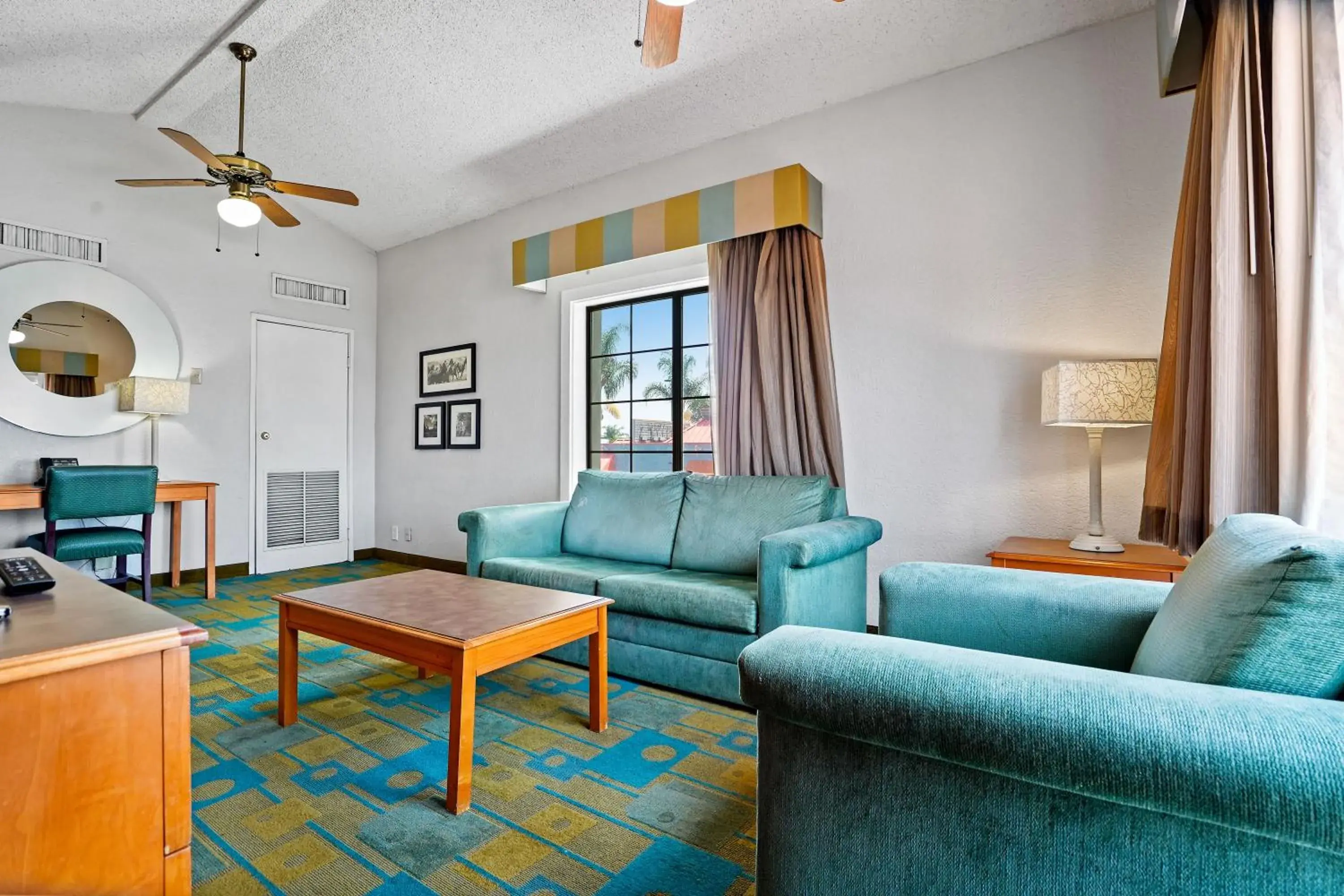 Bedroom, Seating Area in La Quinta Inn by Wyndham Costa Mesa Orange County