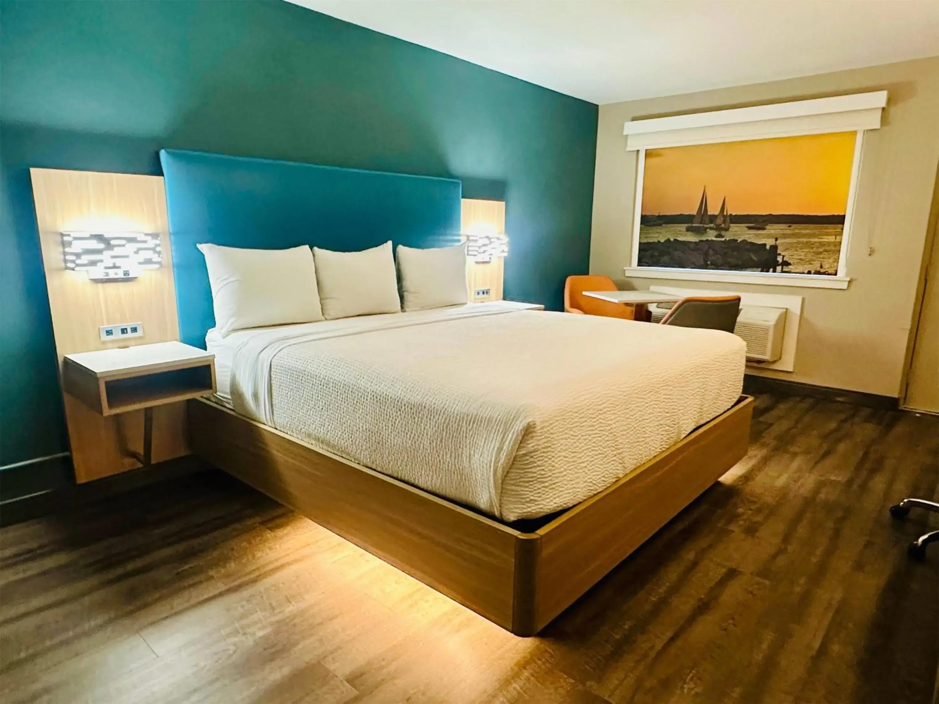 Photo of the whole room, Bed in La Quinta Inn by Wyndham Costa Mesa Orange County Photo of the whole room, Bed in La Quinta Inn by Wyndham Costa Mesa Orange County