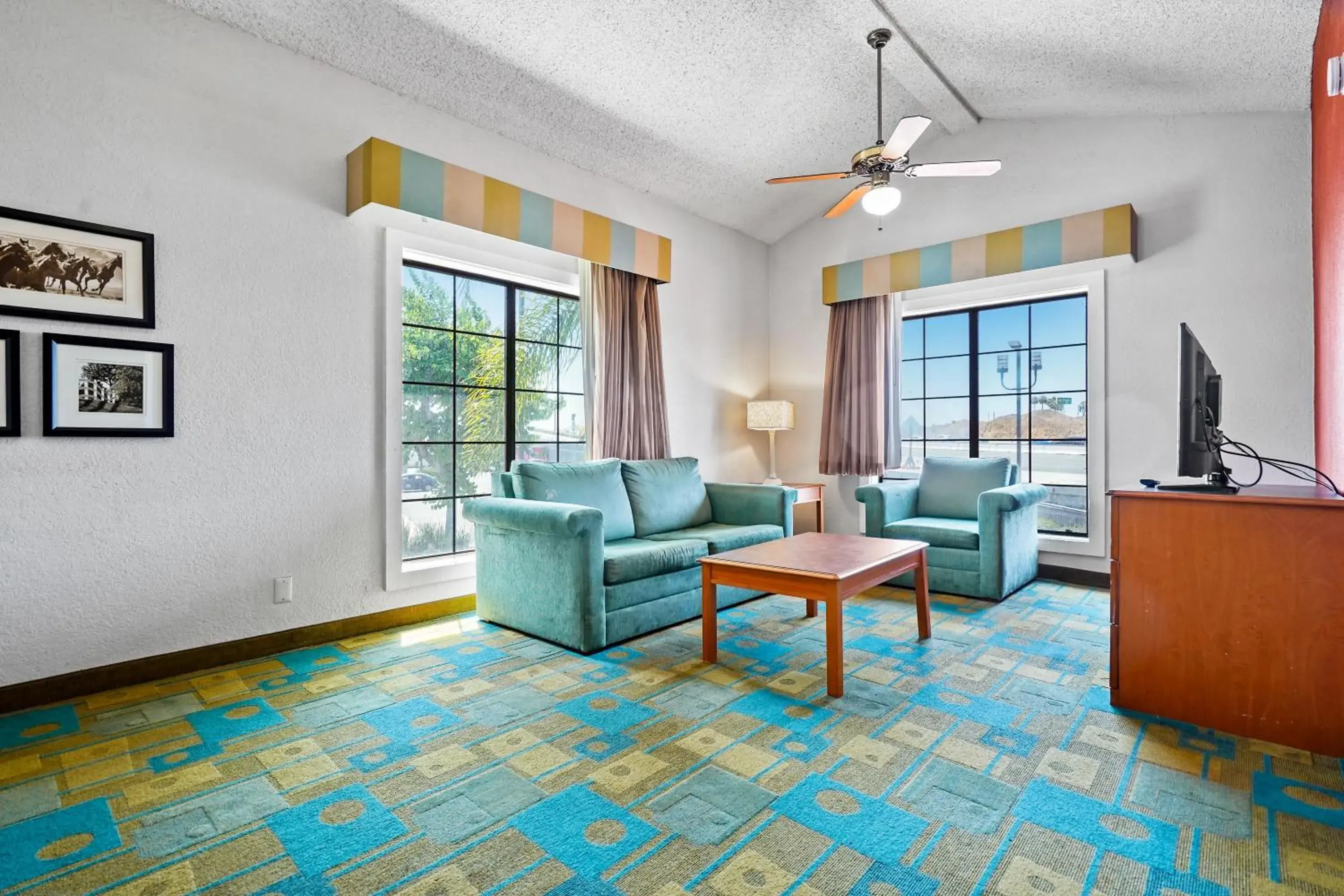 Bedroom, Seating Area in La Quinta Inn by Wyndham Costa Mesa Orange County