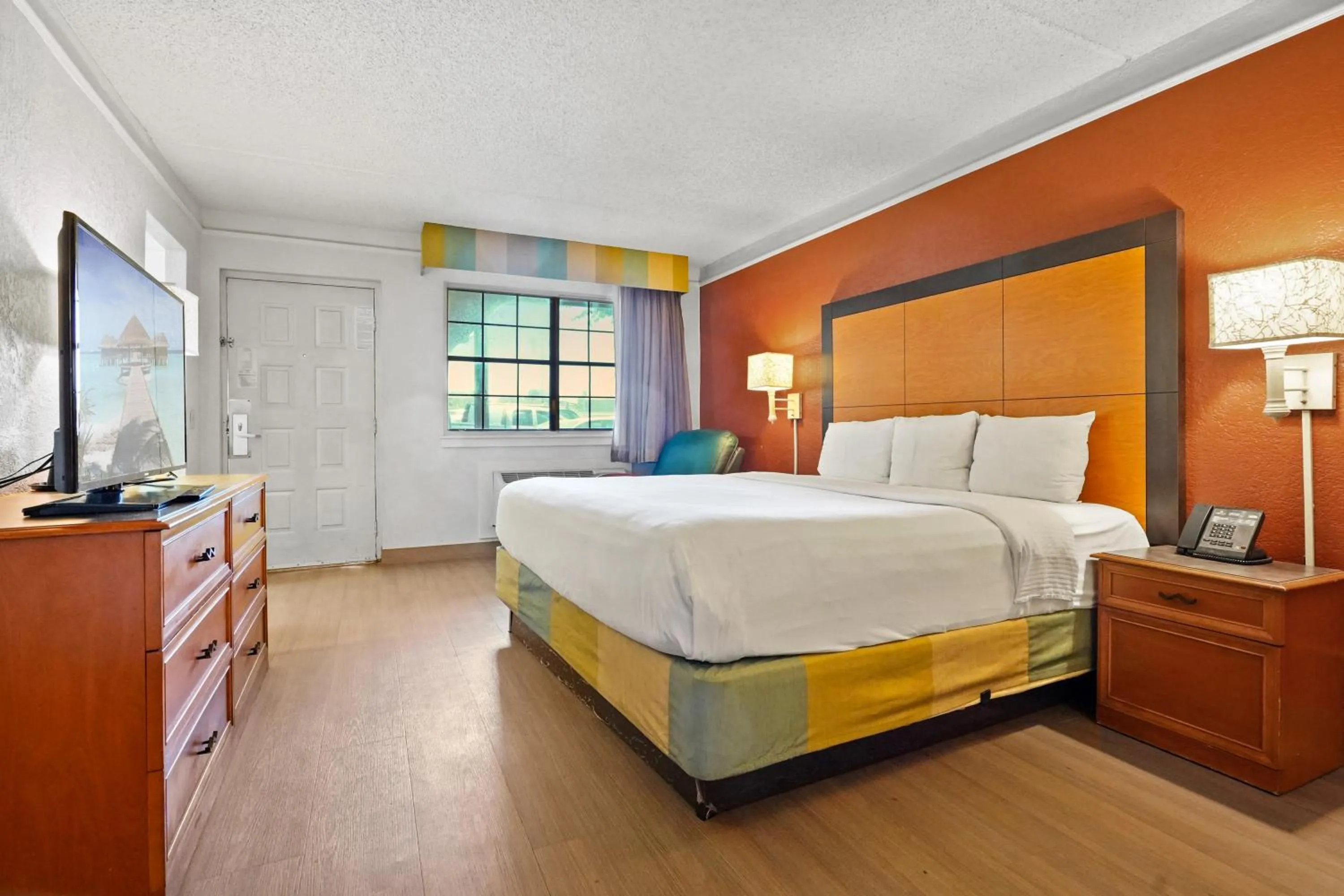 Photo of the whole room, Bed in La Quinta Inn by Wyndham Costa Mesa Orange County