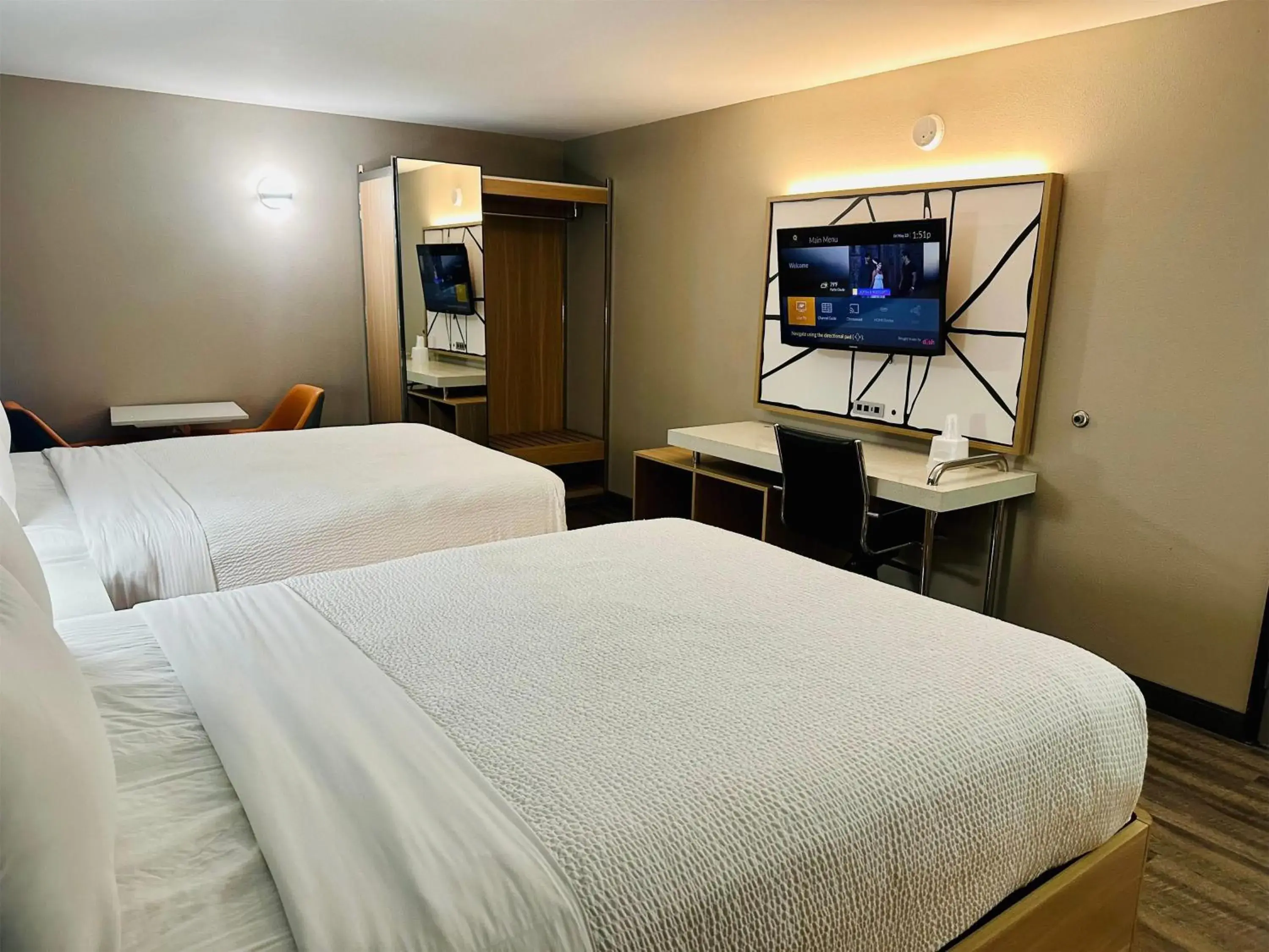 Photo of the whole room, Bed in La Quinta Inn by Wyndham Costa Mesa Orange County Photo of the whole room, Bed in La Quinta Inn by Wyndham Costa Mesa Orange County