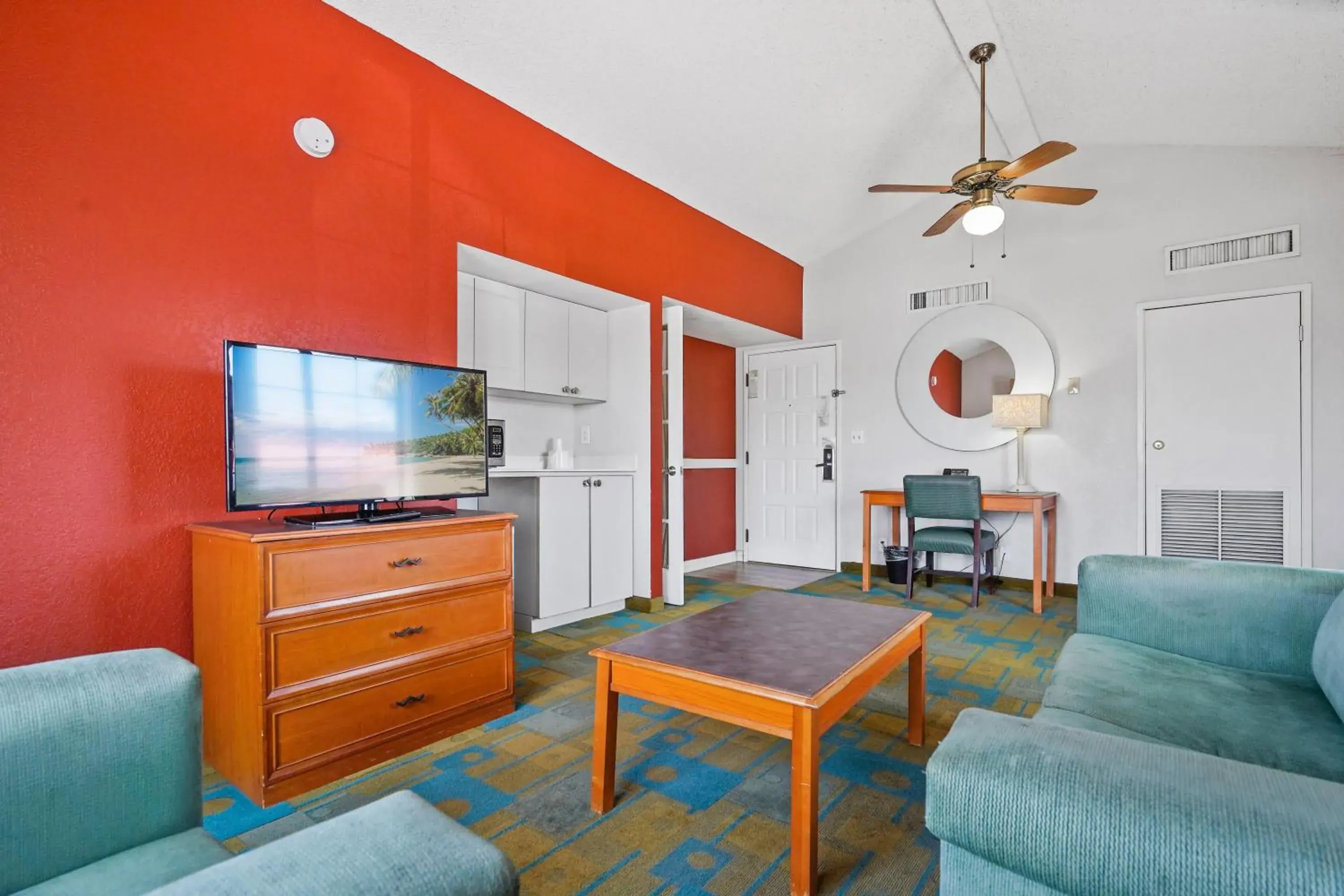 Bedroom, Seating Area in La Quinta Inn by Wyndham Costa Mesa Orange County