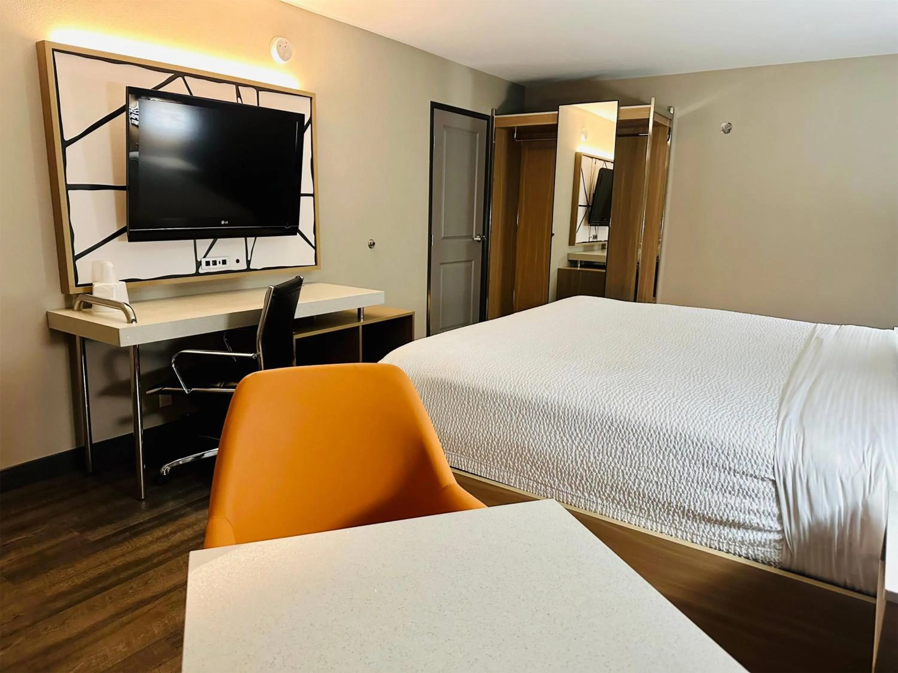 Photo of the whole room, Bed in La Quinta Inn by Wyndham Costa Mesa Orange County