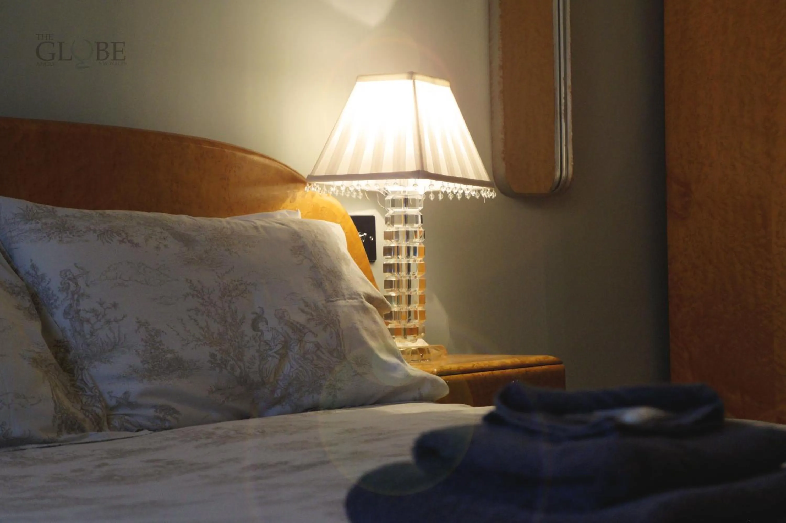 Bedroom, Bed in The Globe Angle