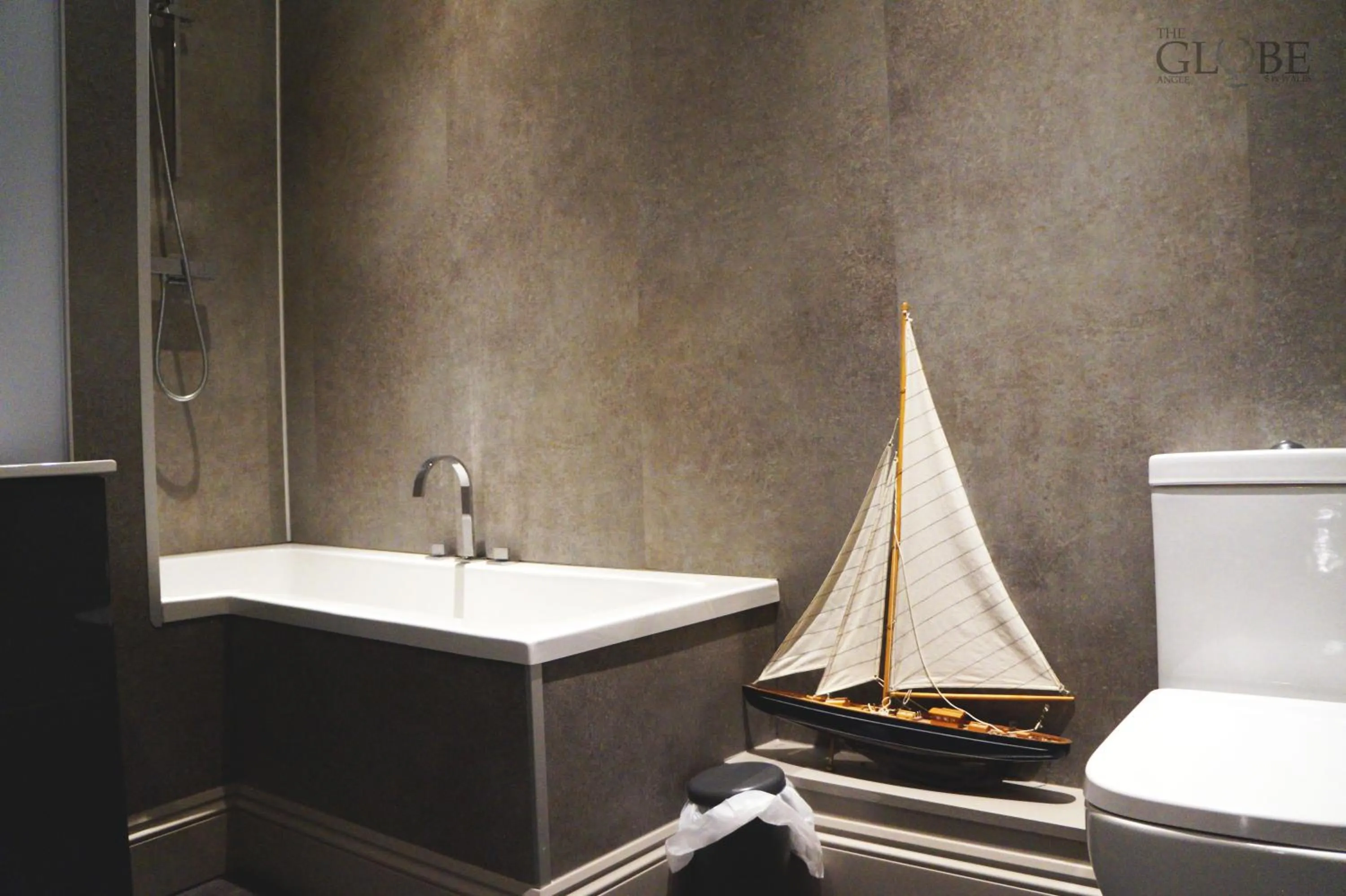 Bathroom in The Globe Angle