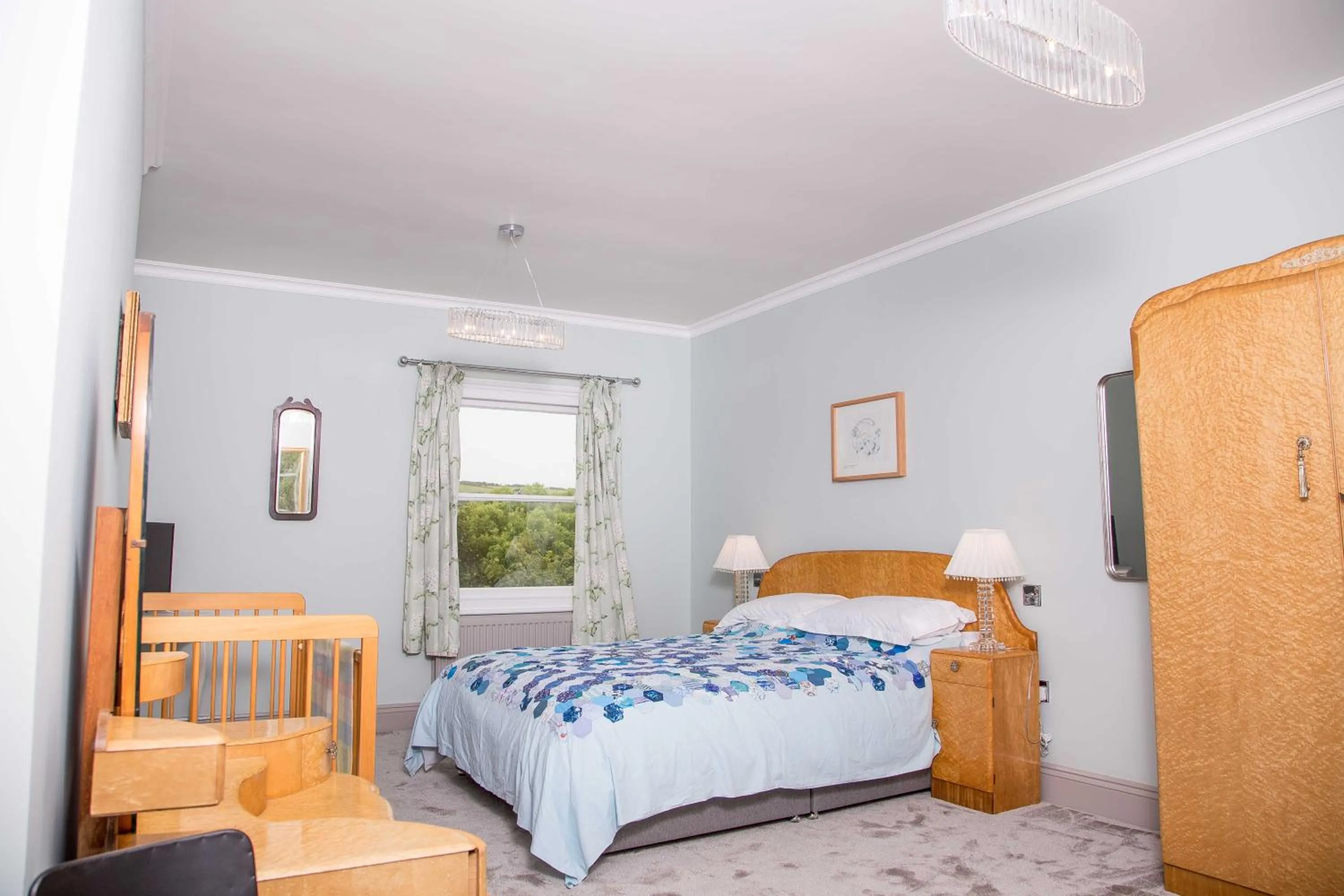 Bedroom, Bed in The Globe Angle