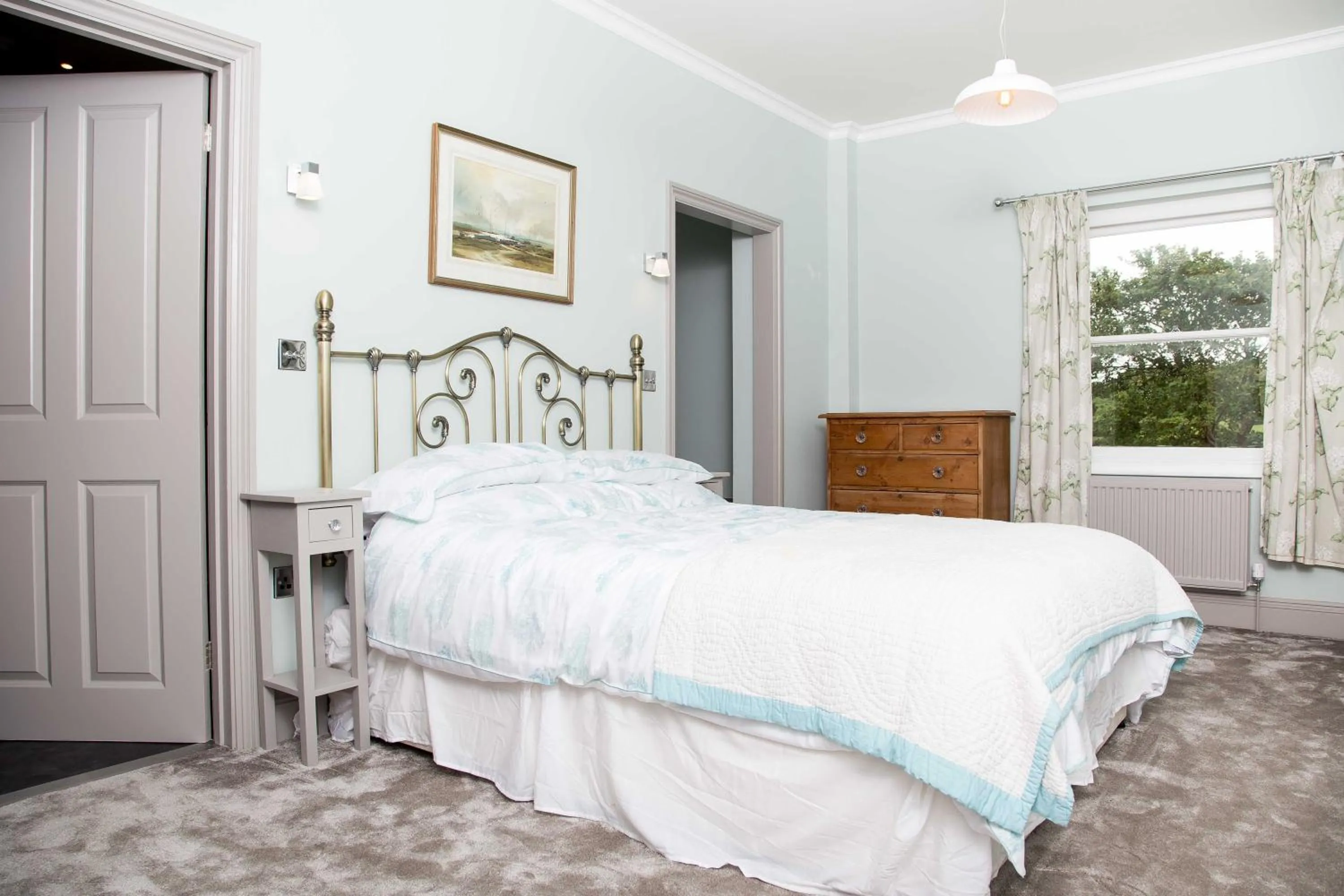 Bedroom, Bed in The Globe Angle