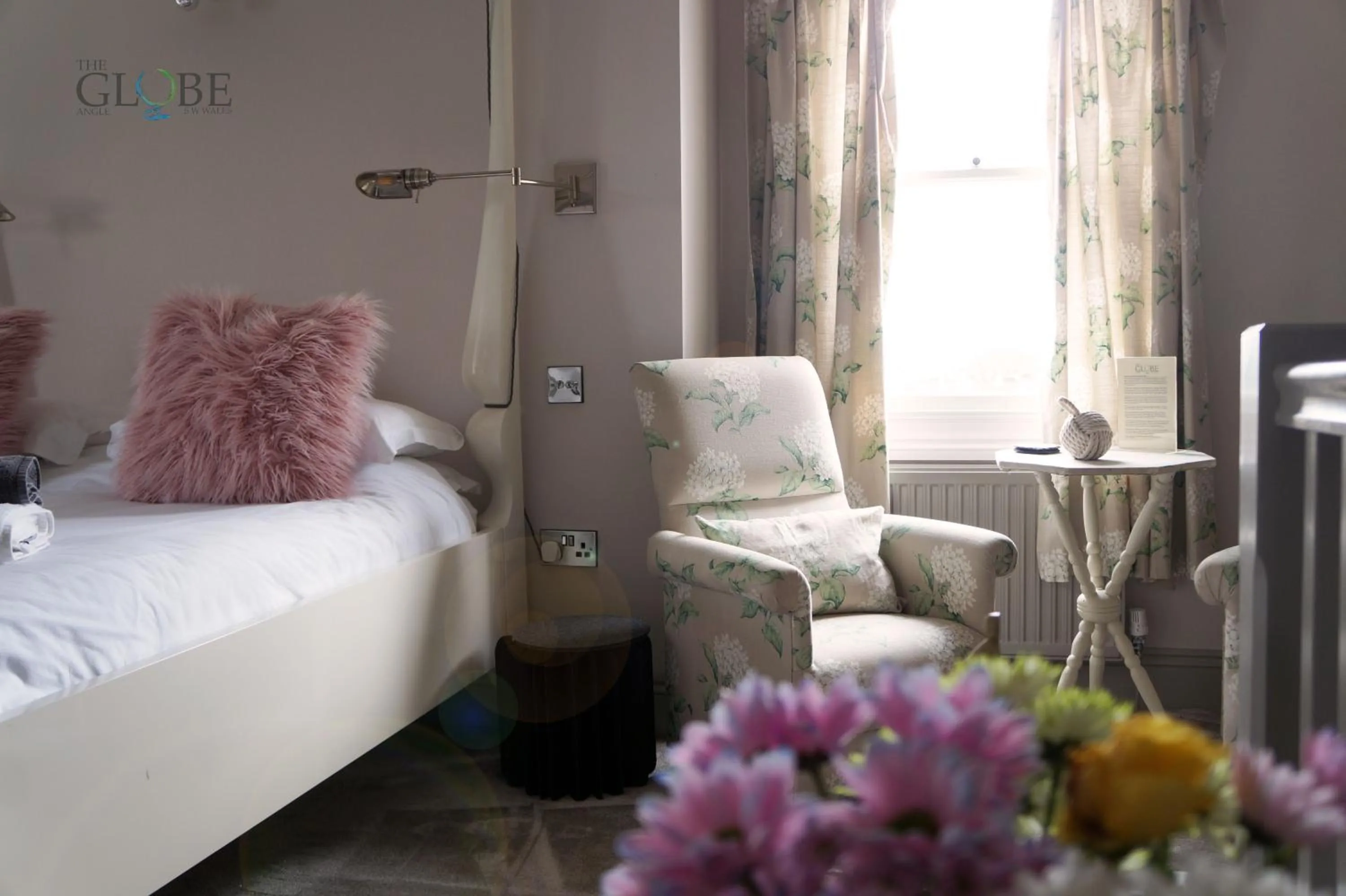 Bedroom, Bed in The Globe Angle