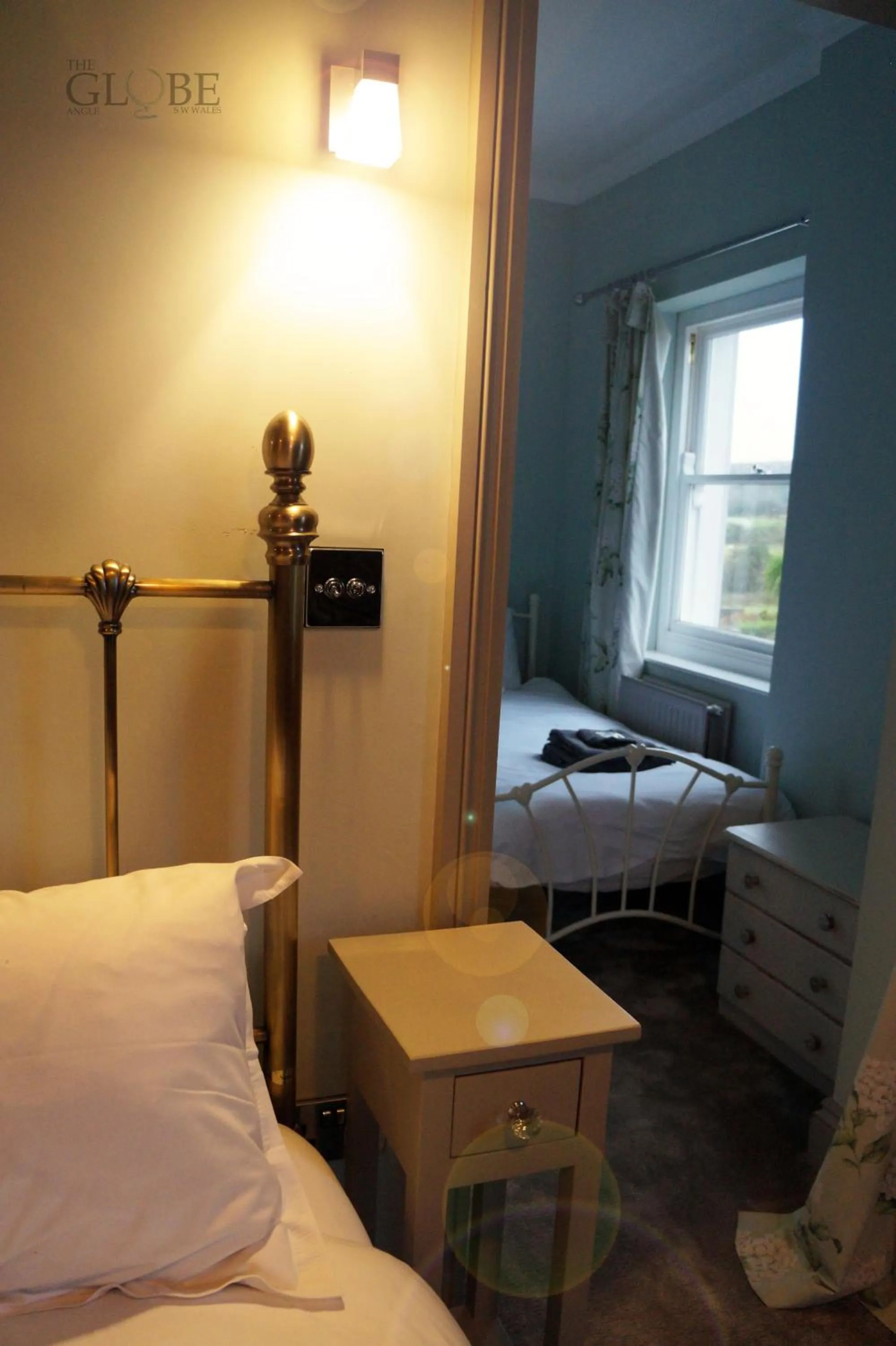 Bedroom, Bed in The Globe Angle