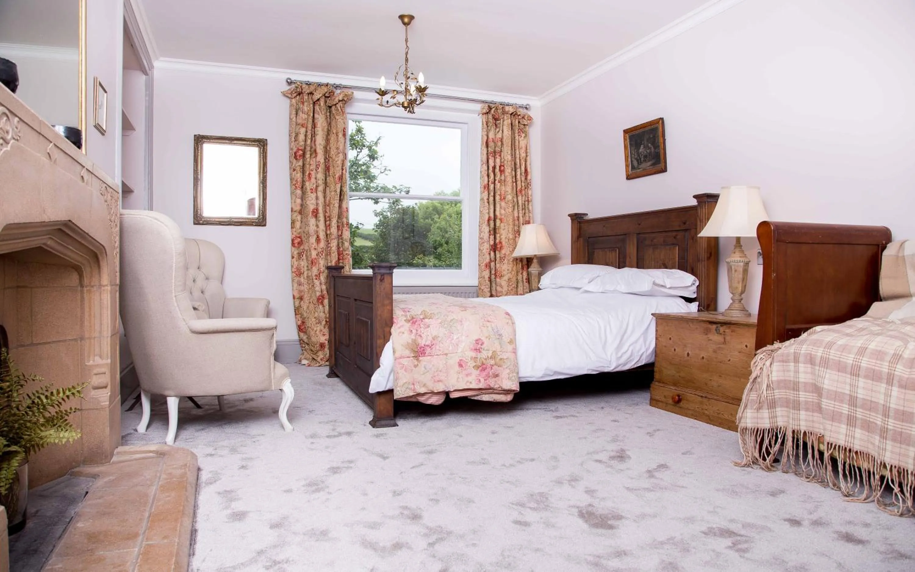 Bedroom, Bed in The Globe Angle