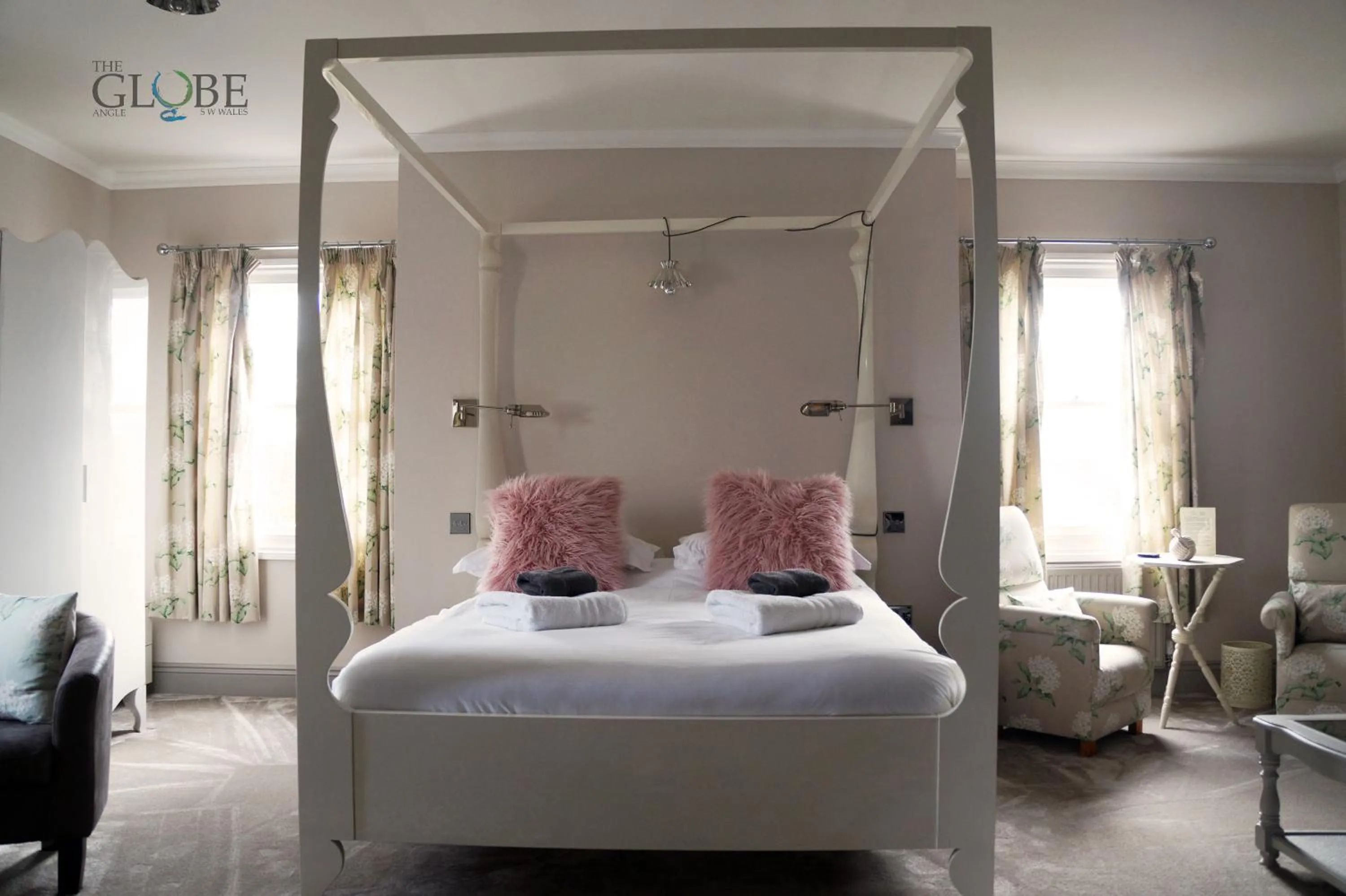 Bedroom, Bed in The Globe Angle