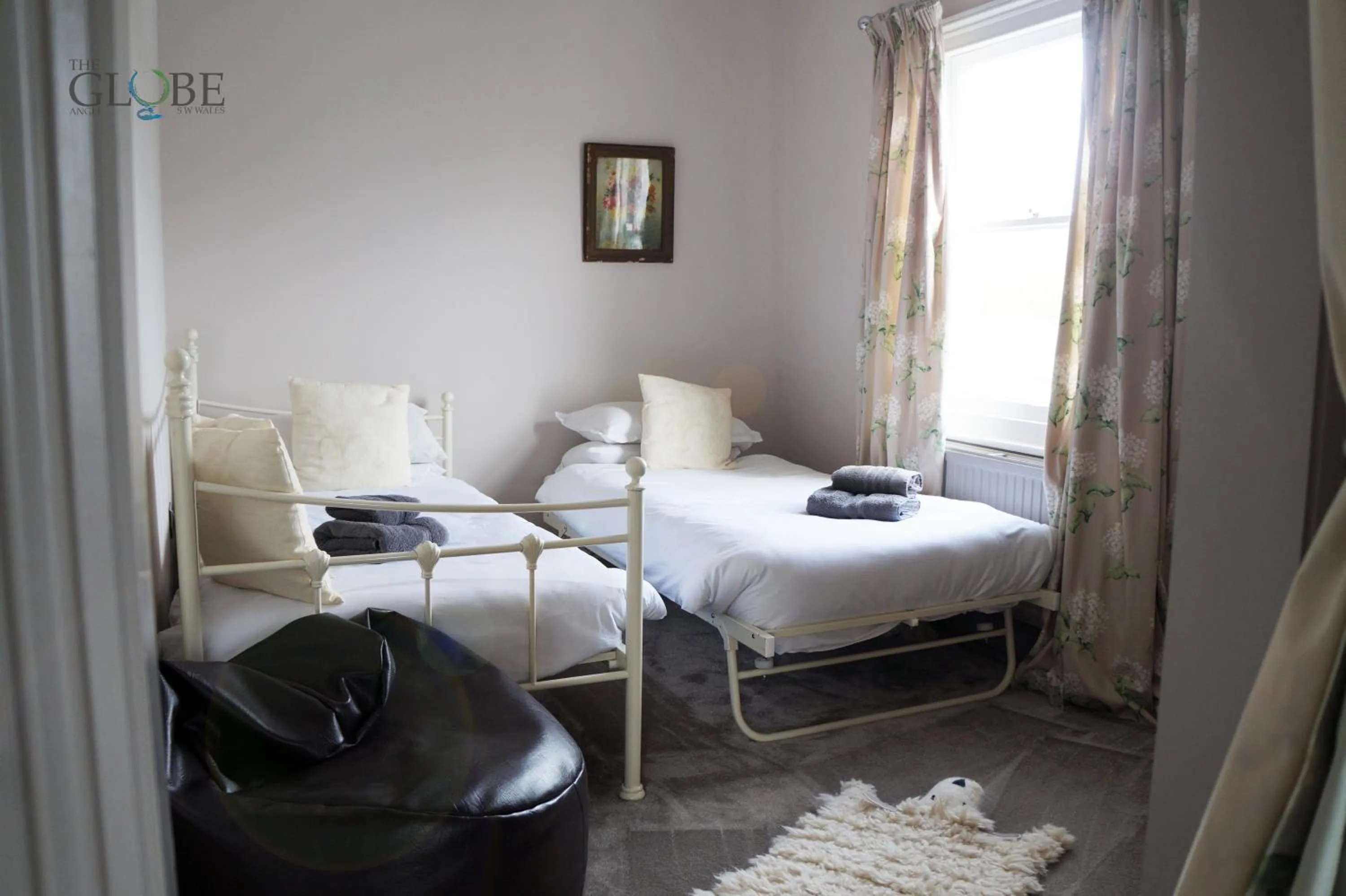 Bedroom, Bed in The Globe Angle