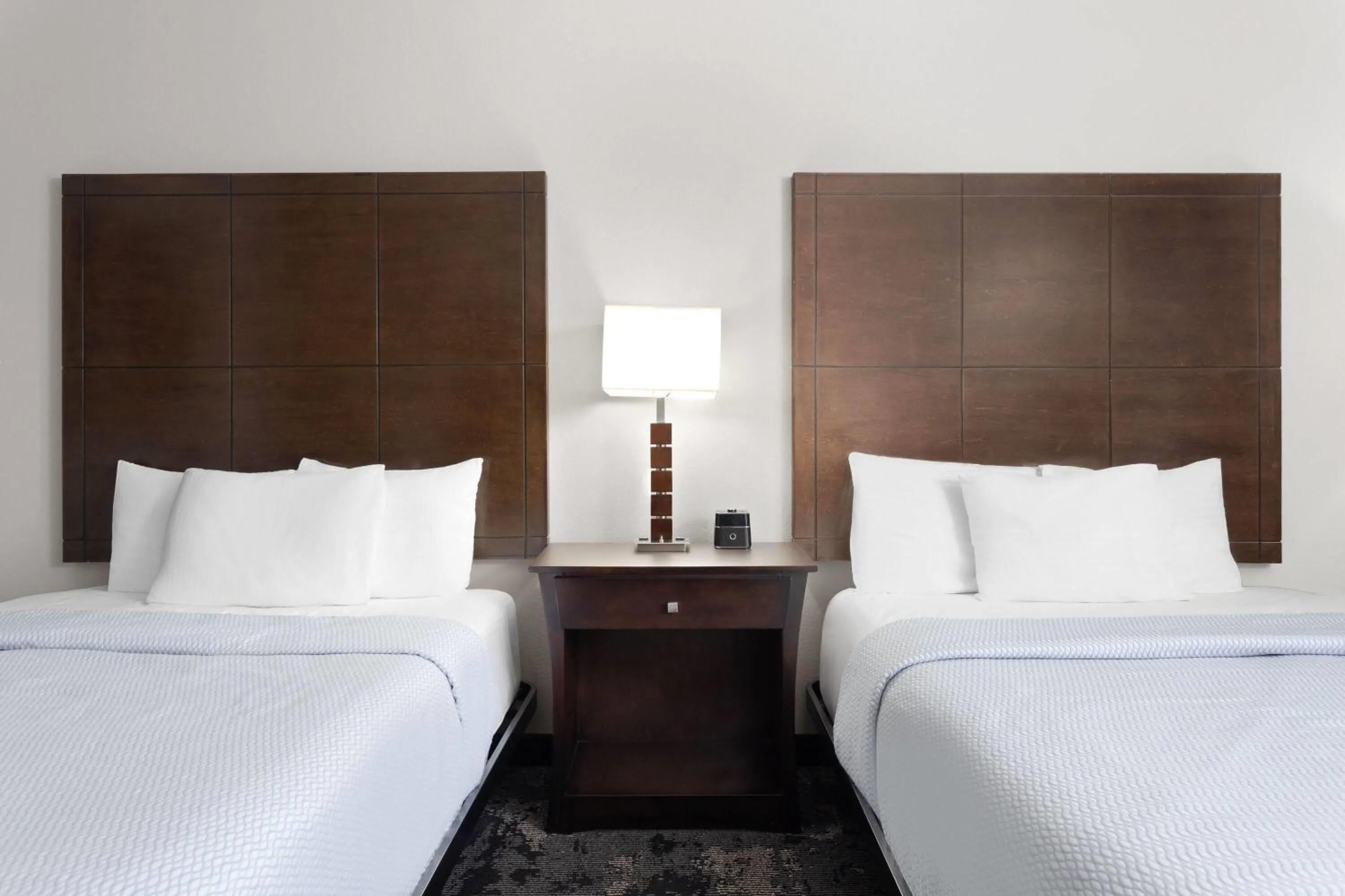 Photo of the whole room, Bed in La Quinta by Wyndham Columbus - Edinburgh