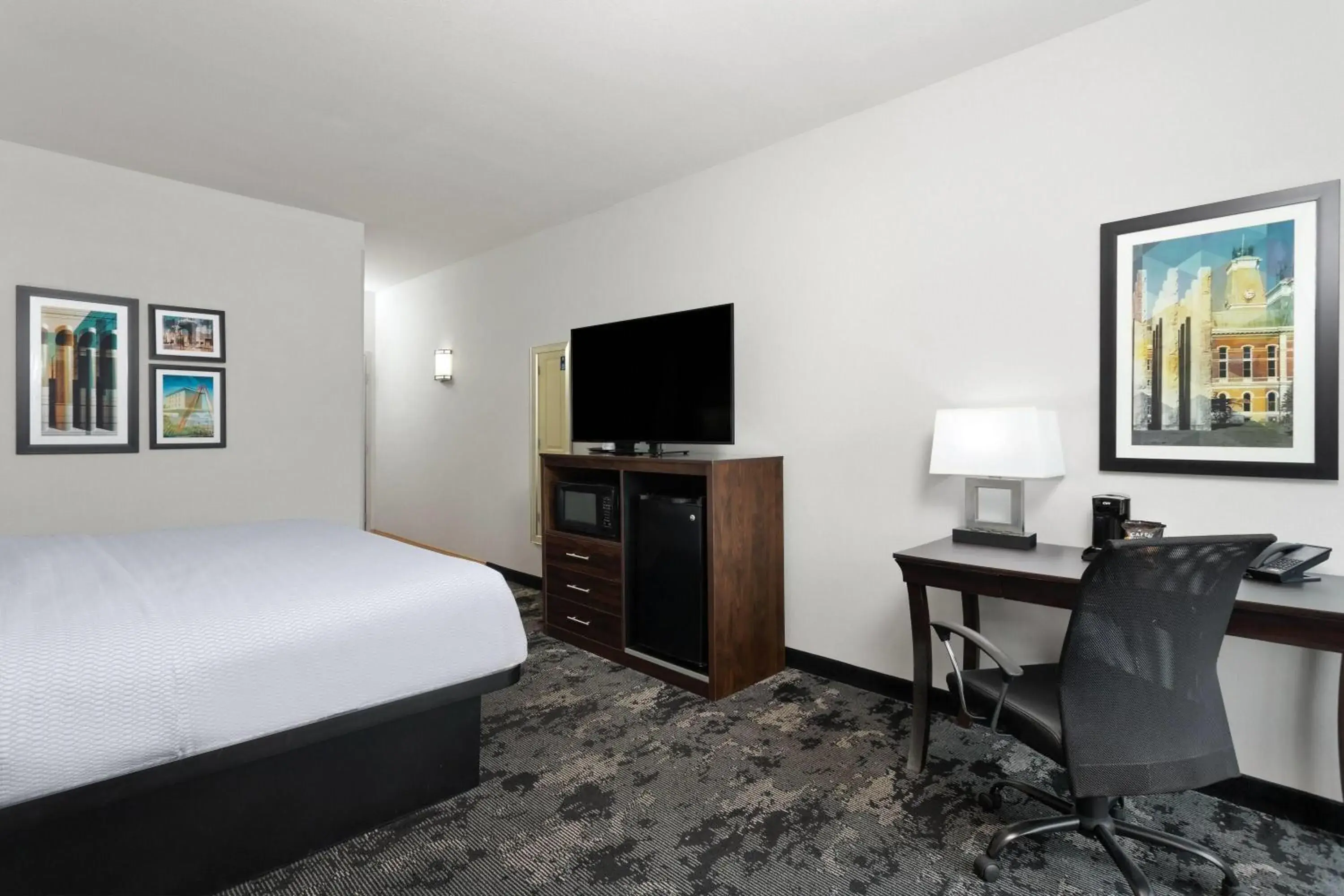 Photo of the whole room, Bed in La Quinta by Wyndham Columbus - Edinburgh Photo of the whole room, Bed in La Quinta by Wyndham Columbus - Edinburgh