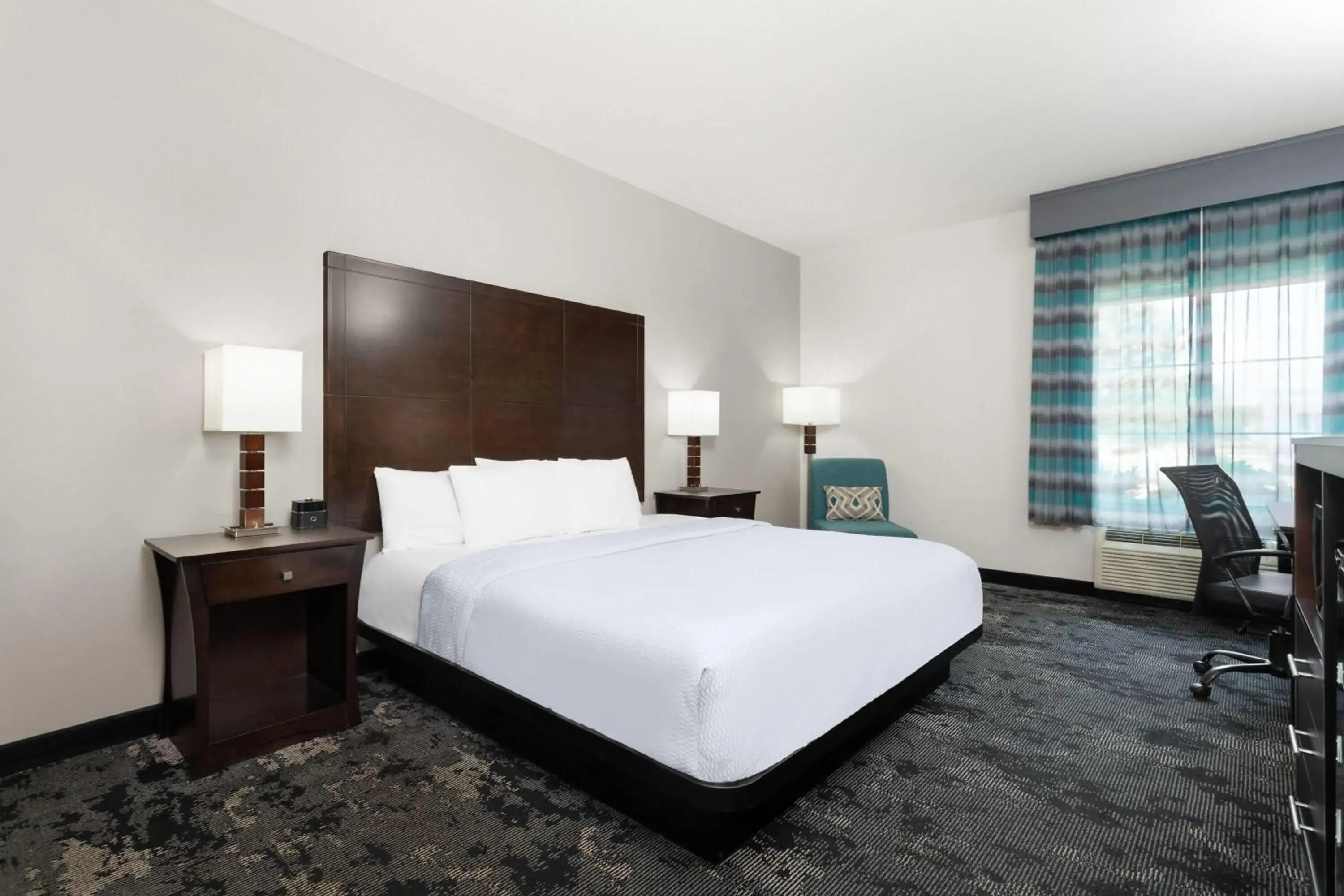 Photo of the whole room, Bed in La Quinta by Wyndham Columbus - Edinburgh Photo of the whole room, Bed in La Quinta by Wyndham Columbus - Edinburgh