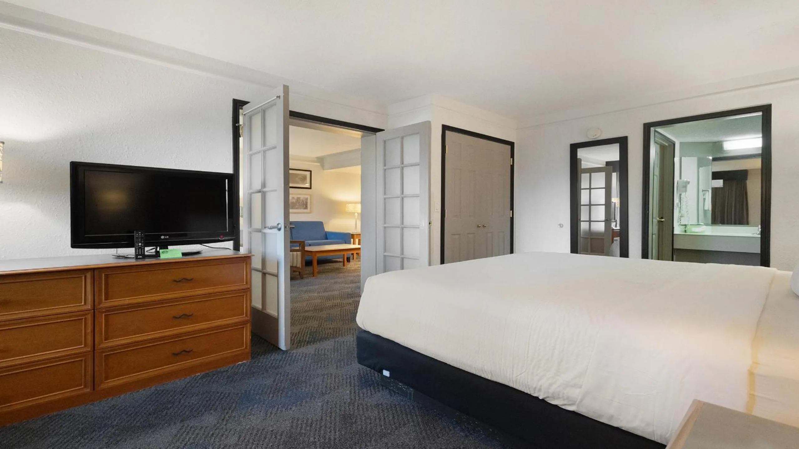 Bedroom, Bed in Howard Johnson by Wyndham Sacramento Downtown